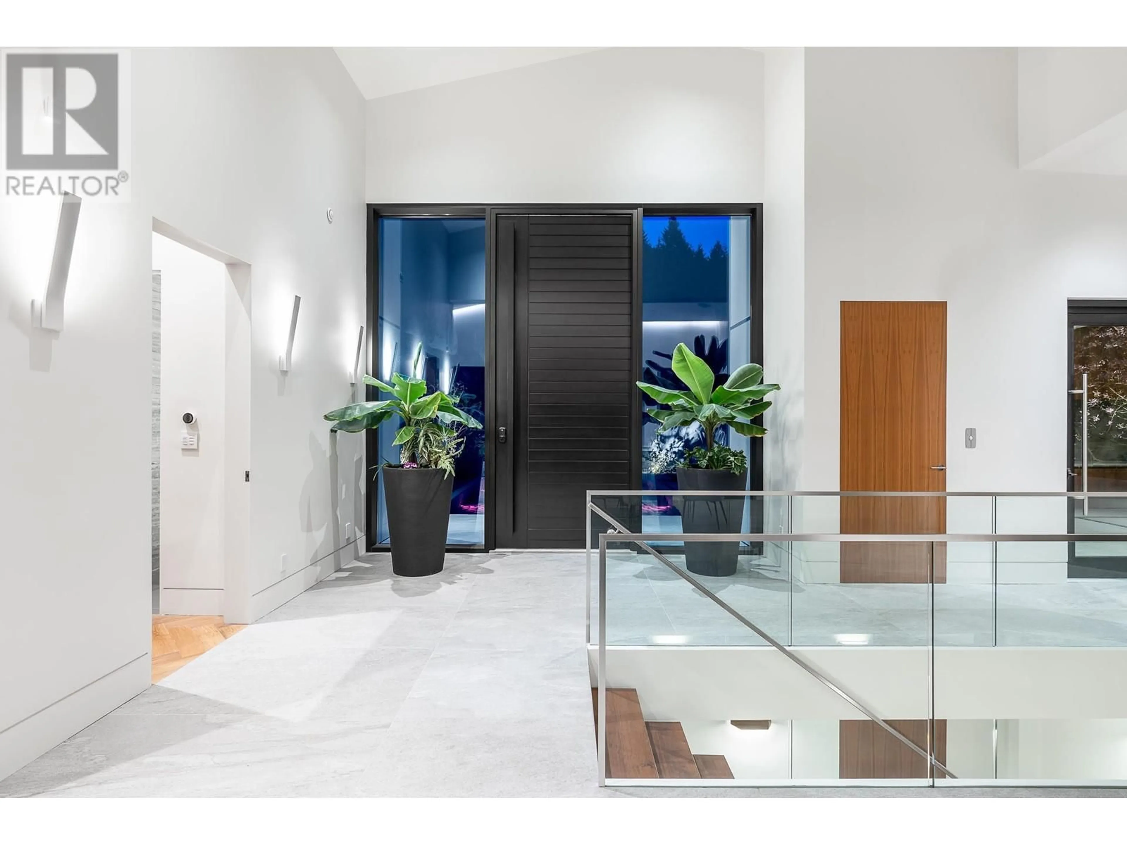 Indoor entryway for 535 CRAIGMOHR DRIVE, West Vancouver British Columbia V7S1W8