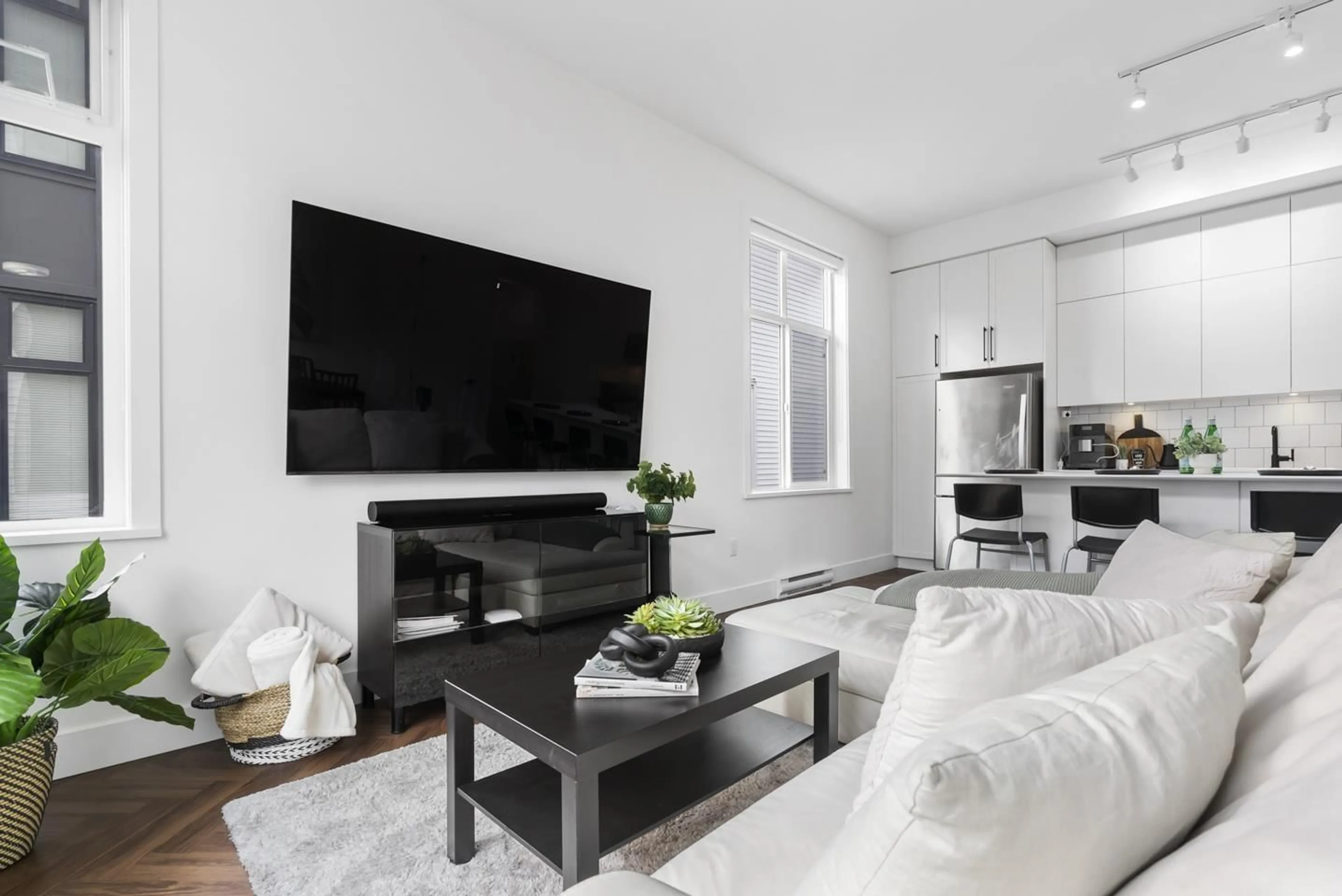 Living room with furniture, unknown for 20 - 17555 57A, Surrey British Columbia V3S7V2