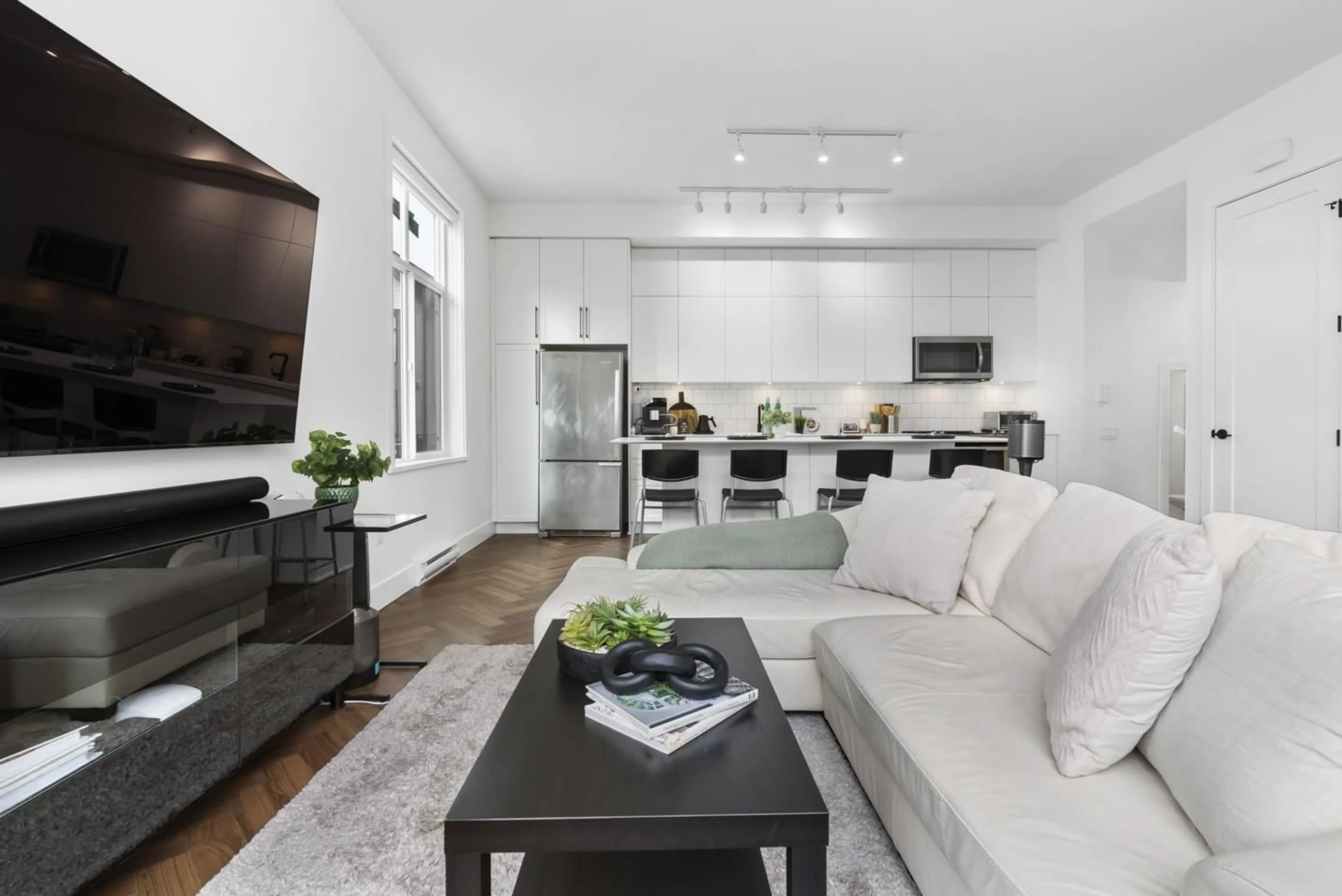 Living room with furniture, unknown for 20 - 17555 57A, Surrey British Columbia V3S7V2