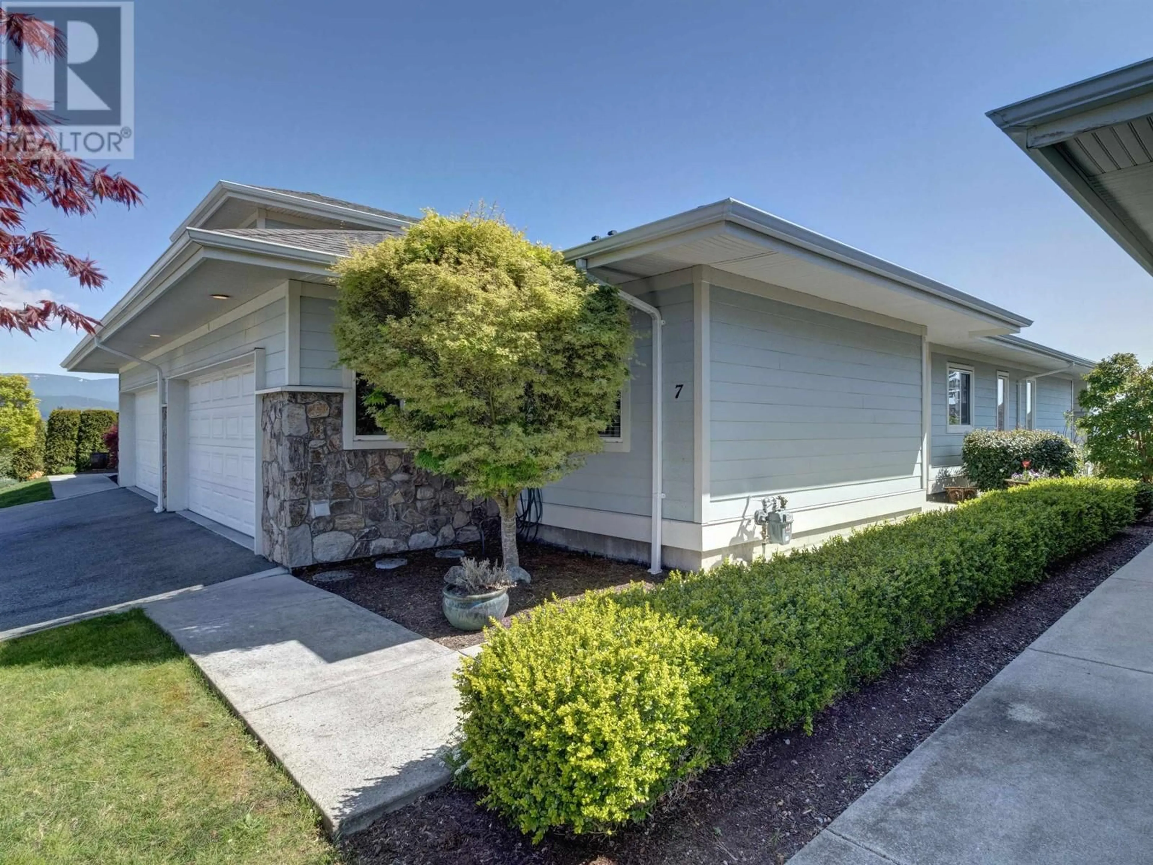 Home with vinyl exterior material, street for 7 - 5520 MCCOURT ROAD, Sechelt British Columbia V7Z0K7