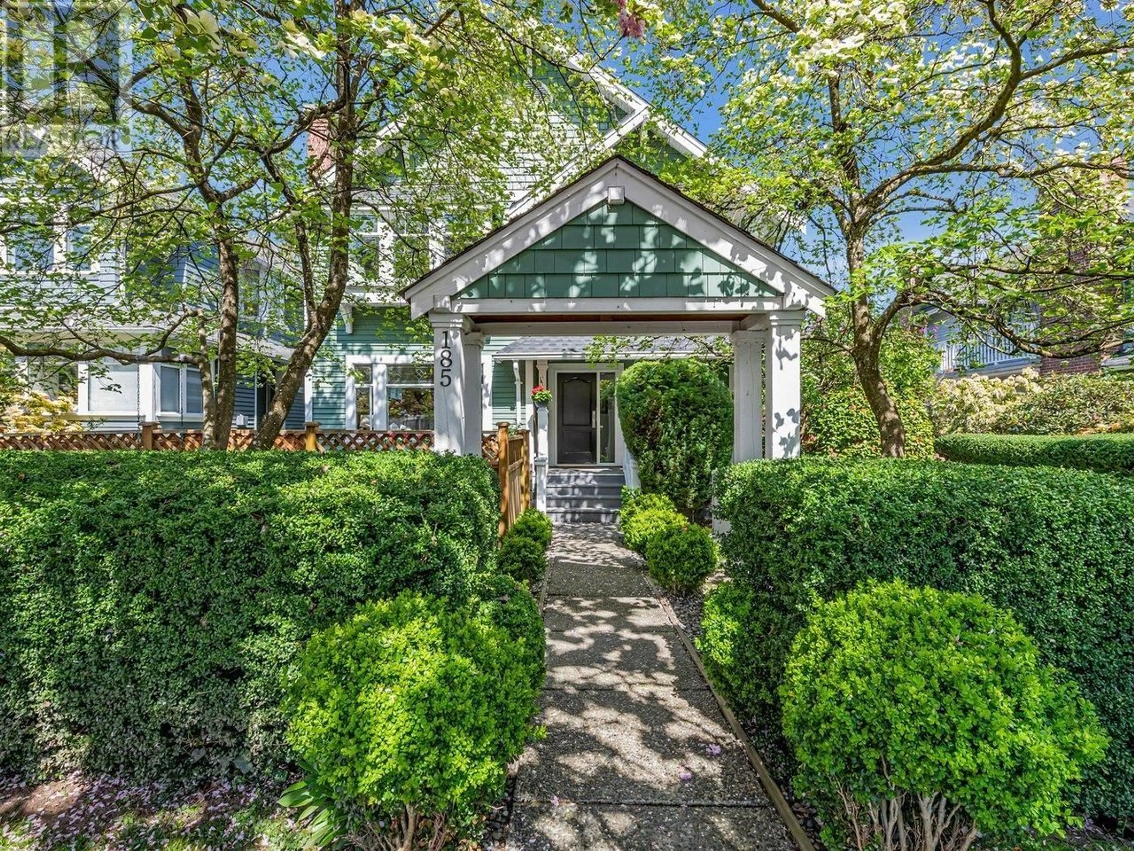 Indoor entryway for 183 15 AVENUE, Vancouver British Columbia V5Y1X8