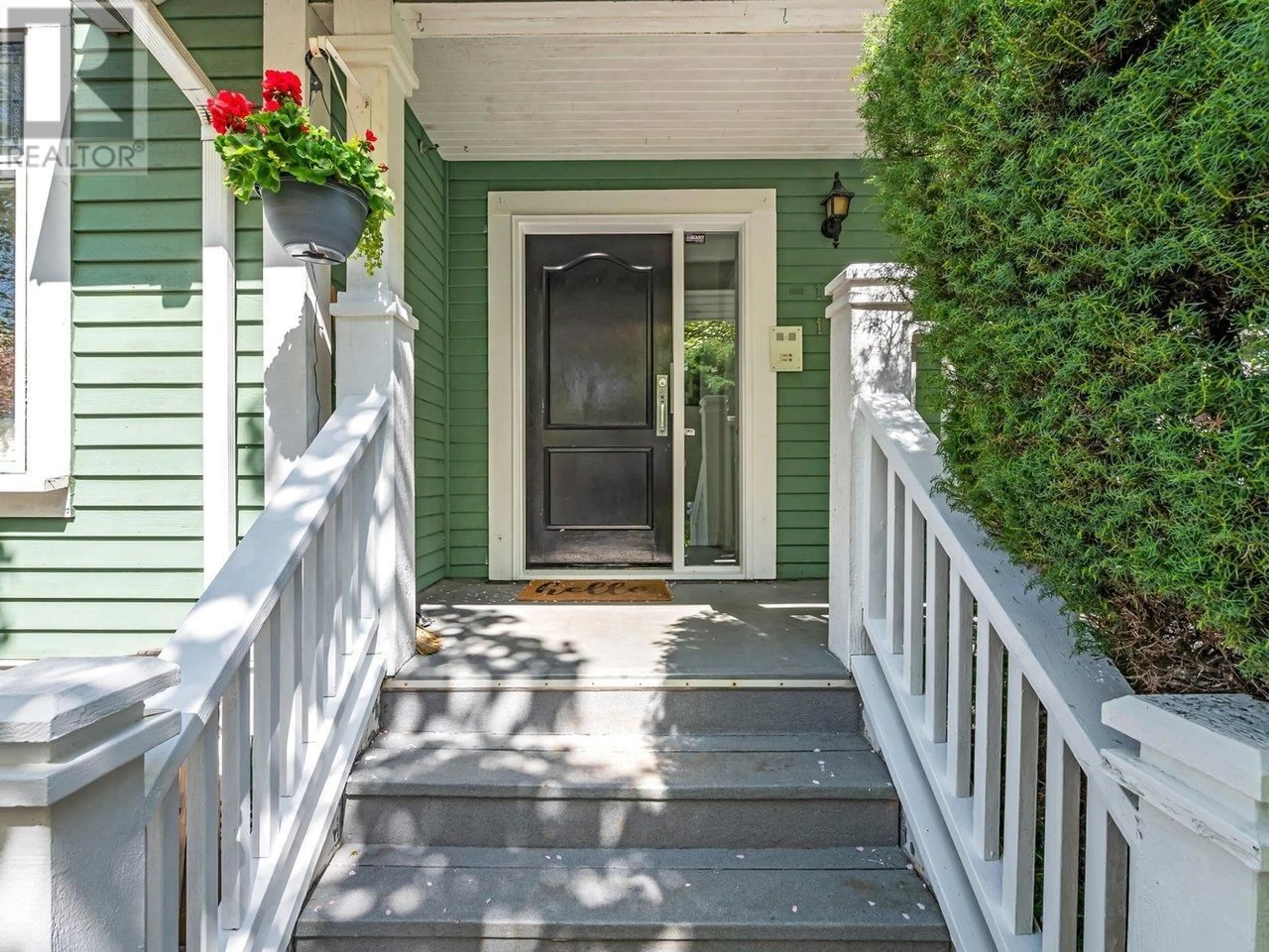 Indoor entryway for 183 15 AVENUE, Vancouver British Columbia V5Y1X8