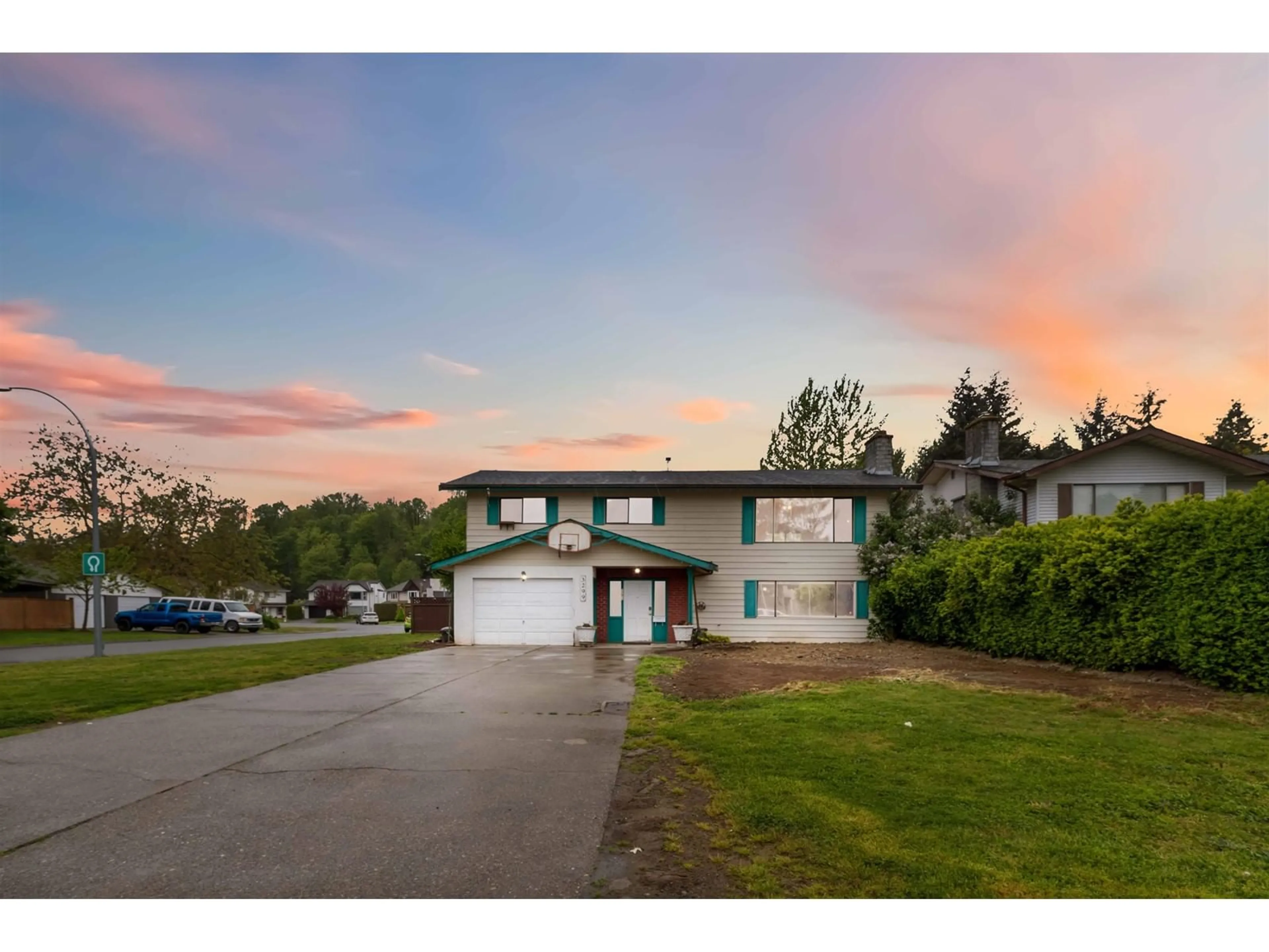 A pic from outside/outdoor area/front of a property/back of a property/a pic from drone, street for 3299 JERVIS, Abbotsford British Columbia V2T4R7