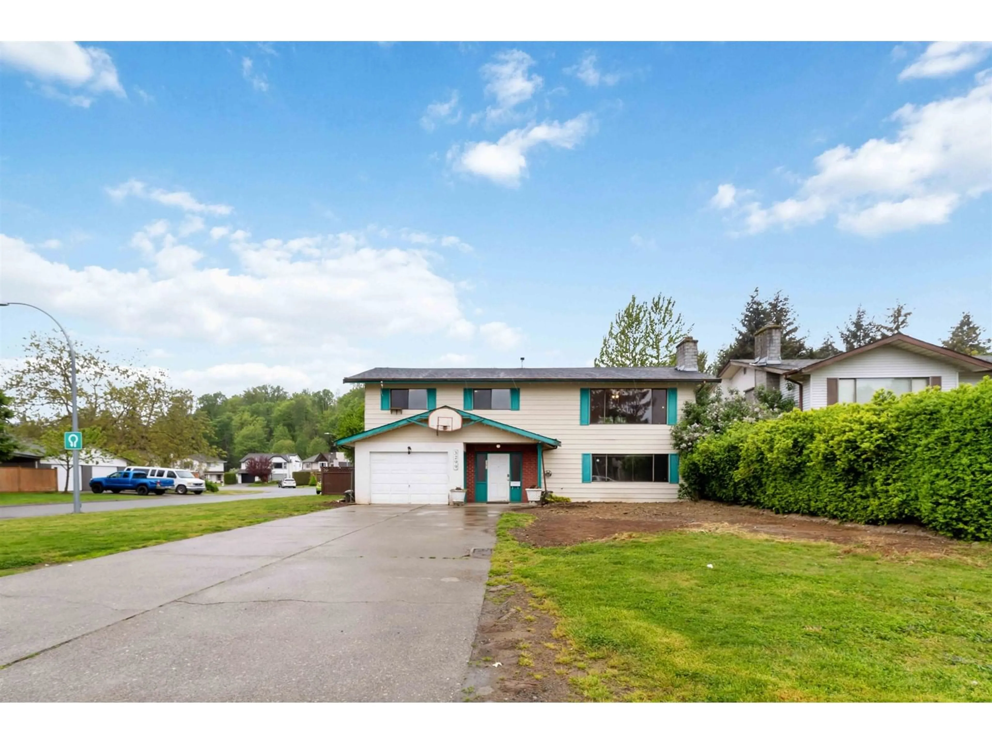 A pic from outside/outdoor area/front of a property/back of a property/a pic from drone, street for 3299 JERVIS, Abbotsford British Columbia V2T4R7