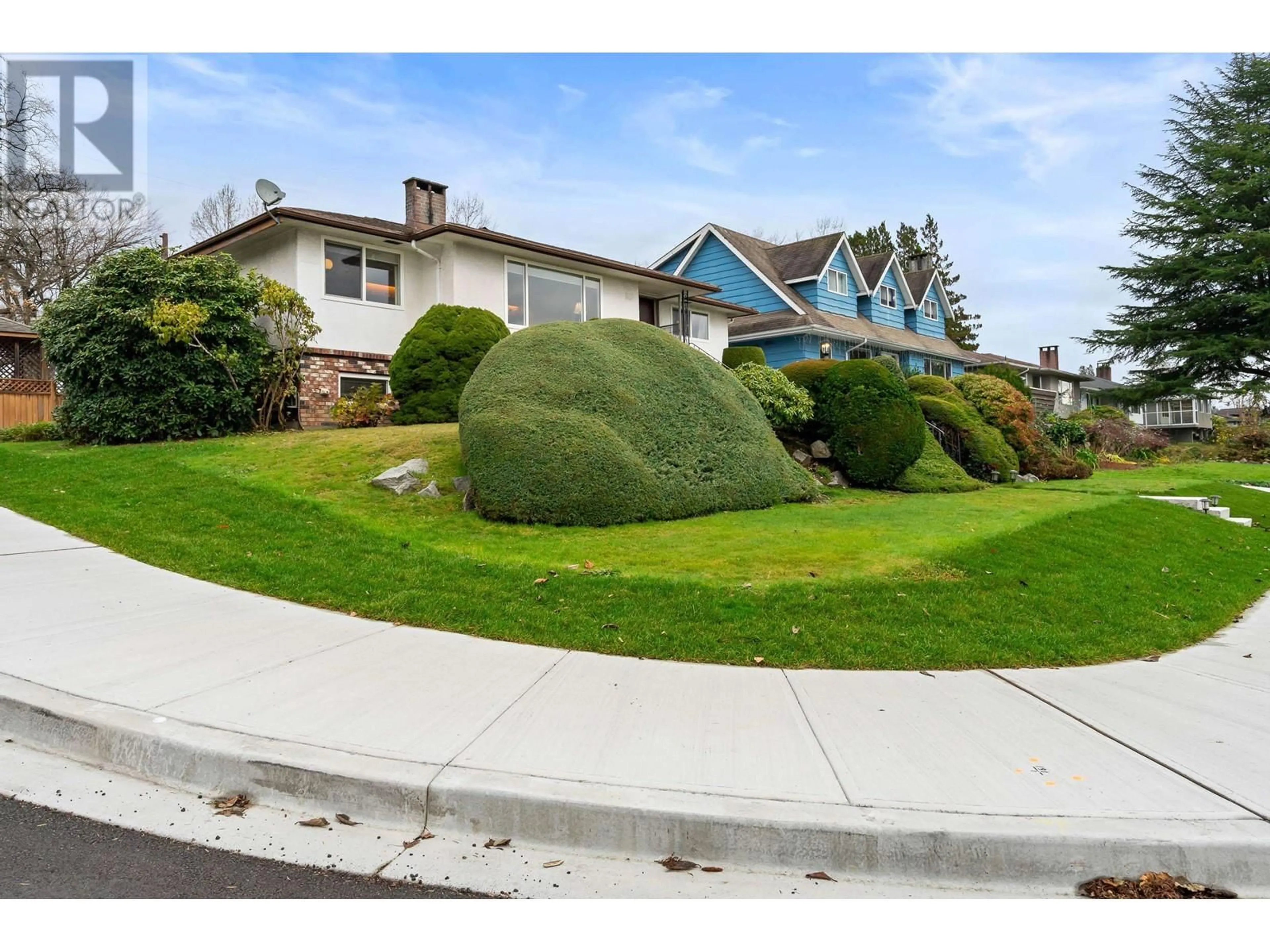 A pic from outside/outdoor area/front of a property/back of a property/a pic from drone, street for 6825 HYCREST DRIVE, Burnaby British Columbia V5B2X3