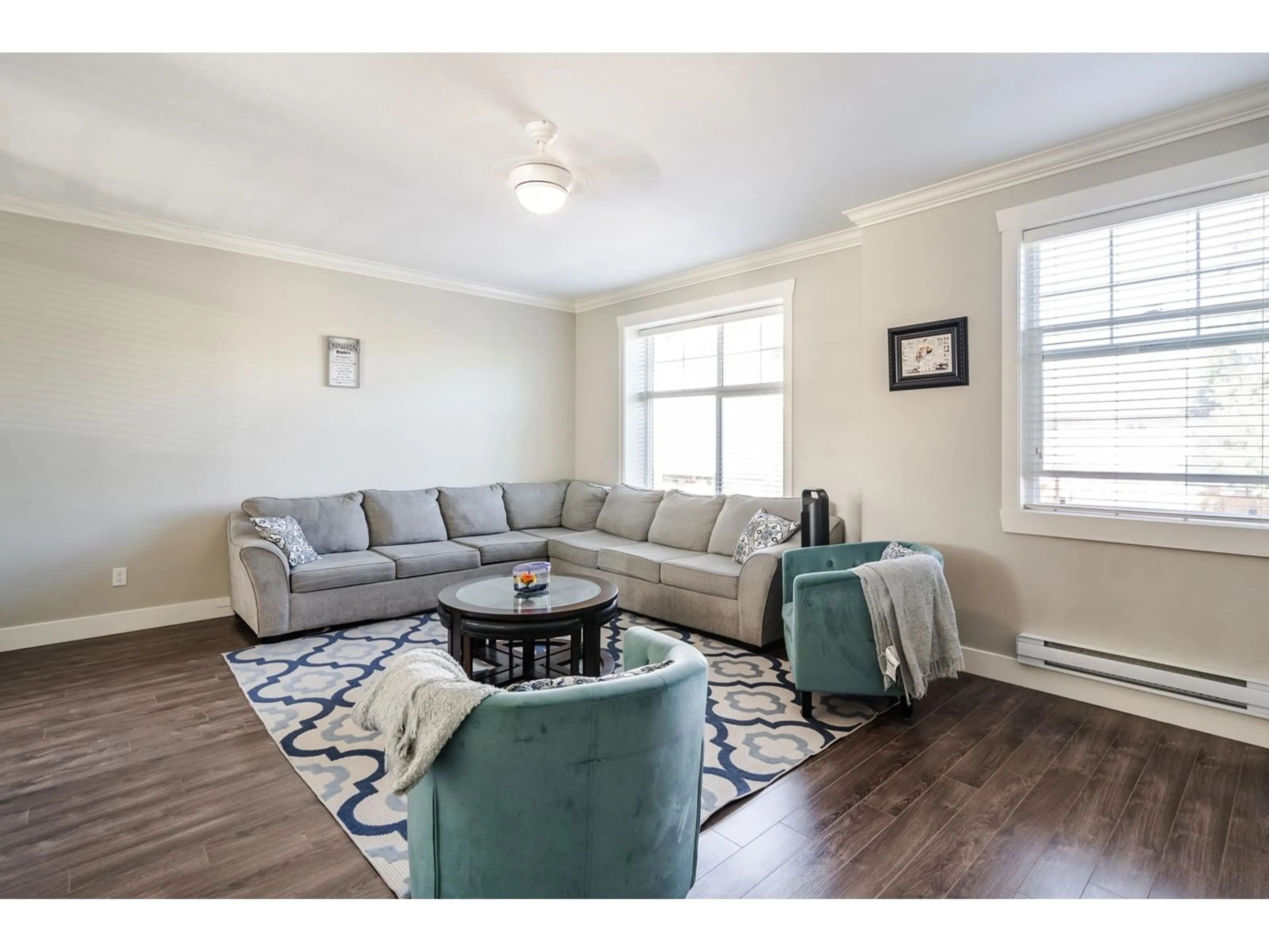 Living room with furniture, wood/laminate floor for 10 - 33860 MARSHALL, Abbotsford British Columbia V2S0E8