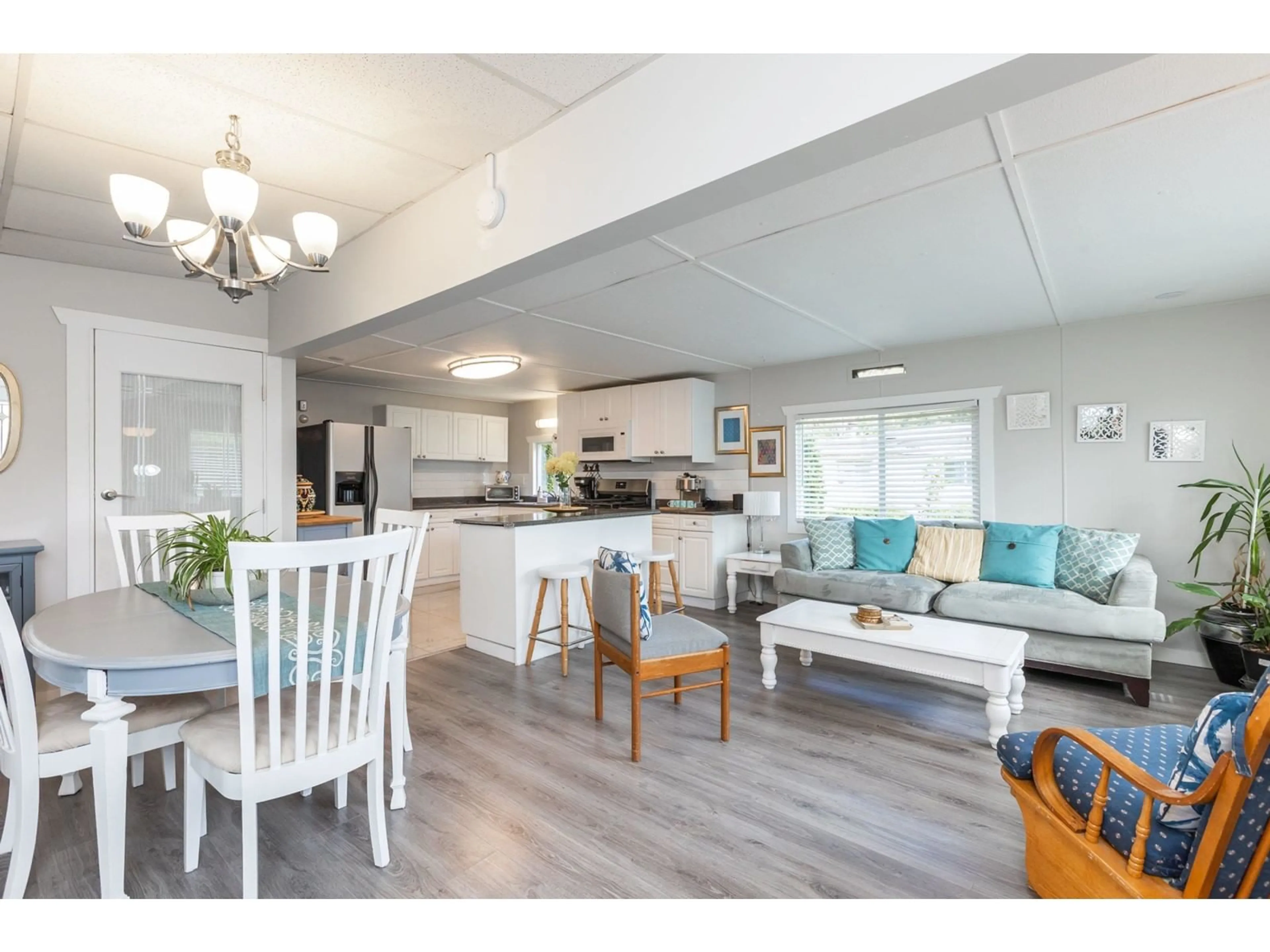 Open concept kitchen, wood/laminate floor for 38 - 20071 24, Langley British Columbia V2Z2A1