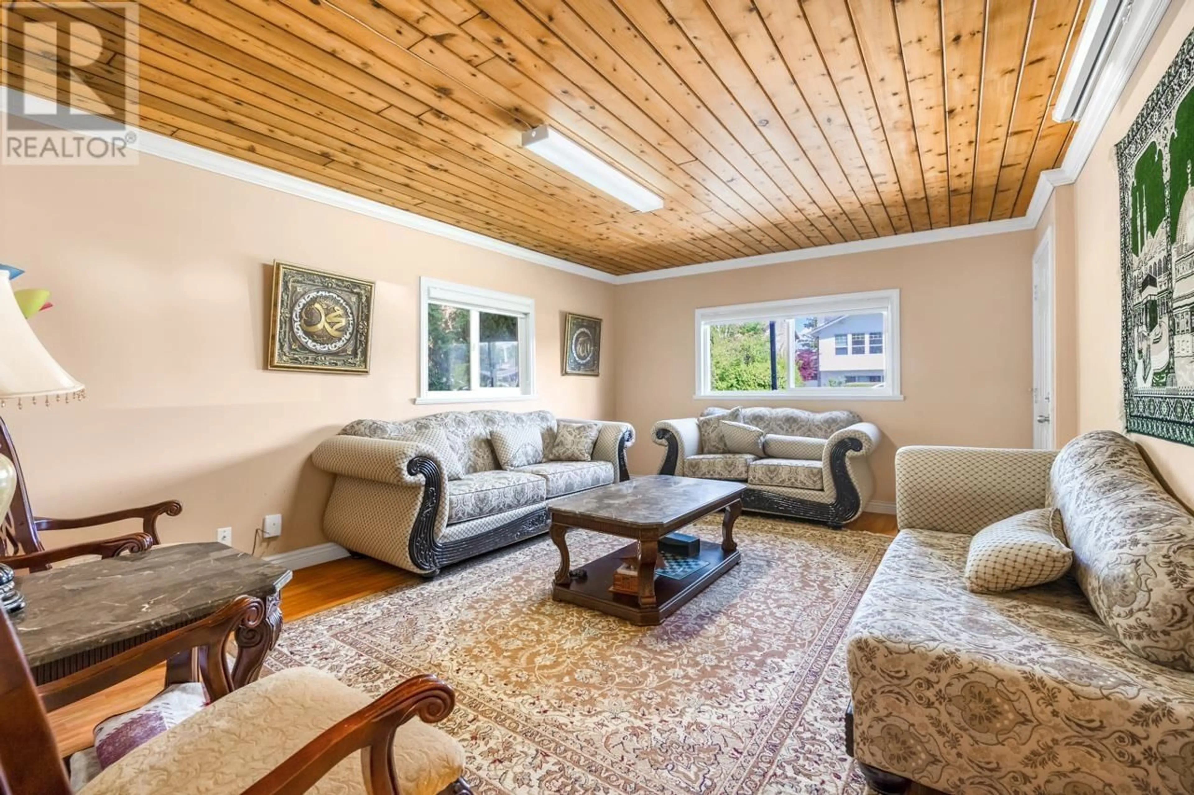Living room with furniture, wood/laminate floor for 10320 ALGONQUIN DRIVE, Richmond British Columbia V7A3A4
