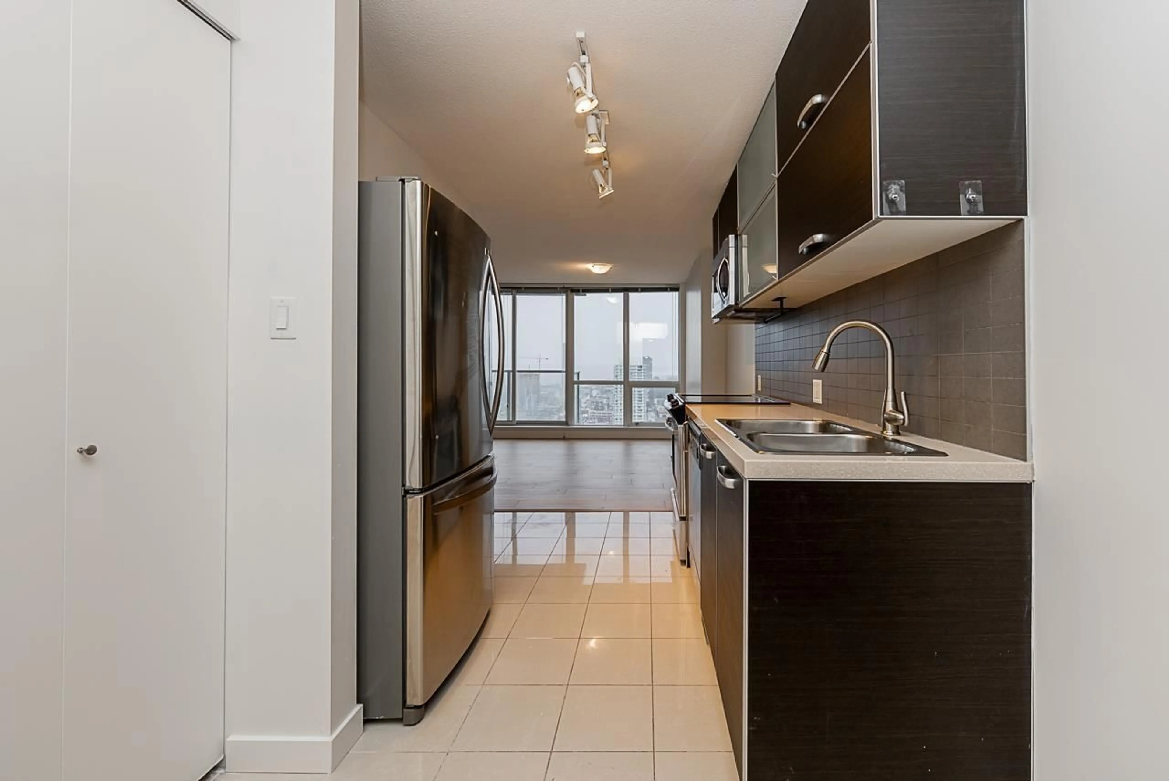 Standard kitchen, ceramic/tile floor for 3306 - 13688 100, Surrey British Columbia V3T0G5