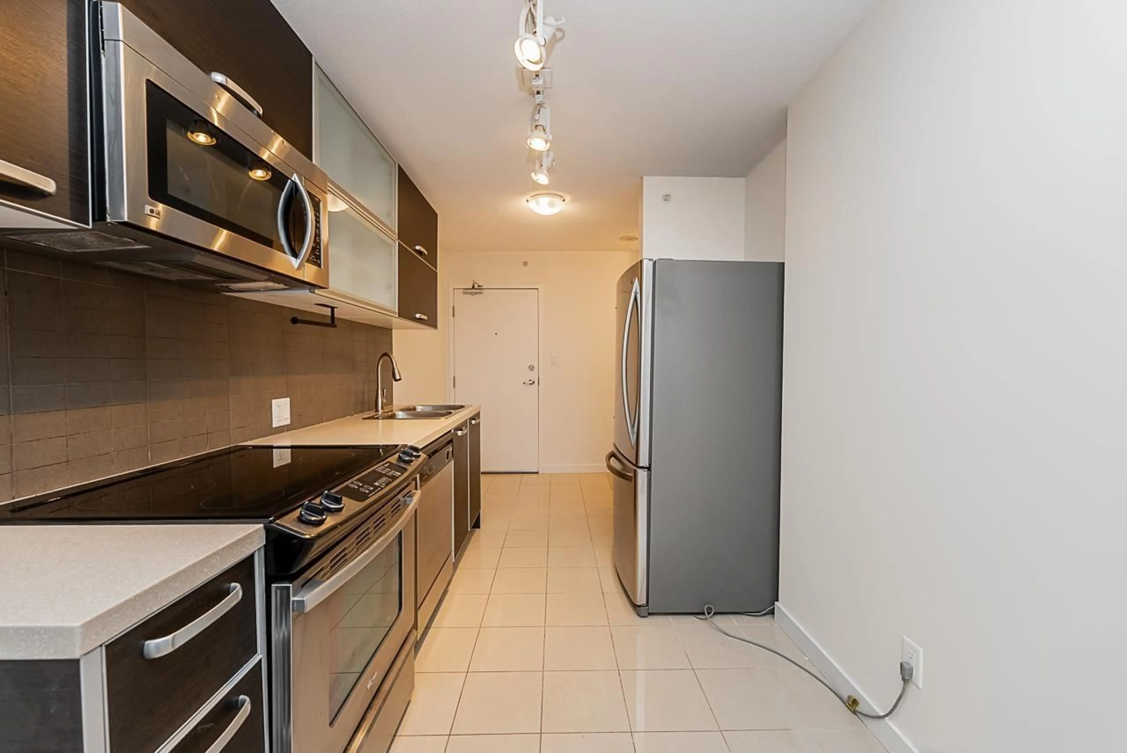 Standard kitchen, unknown for 3306 - 13688 100, Surrey British Columbia V3T0G5