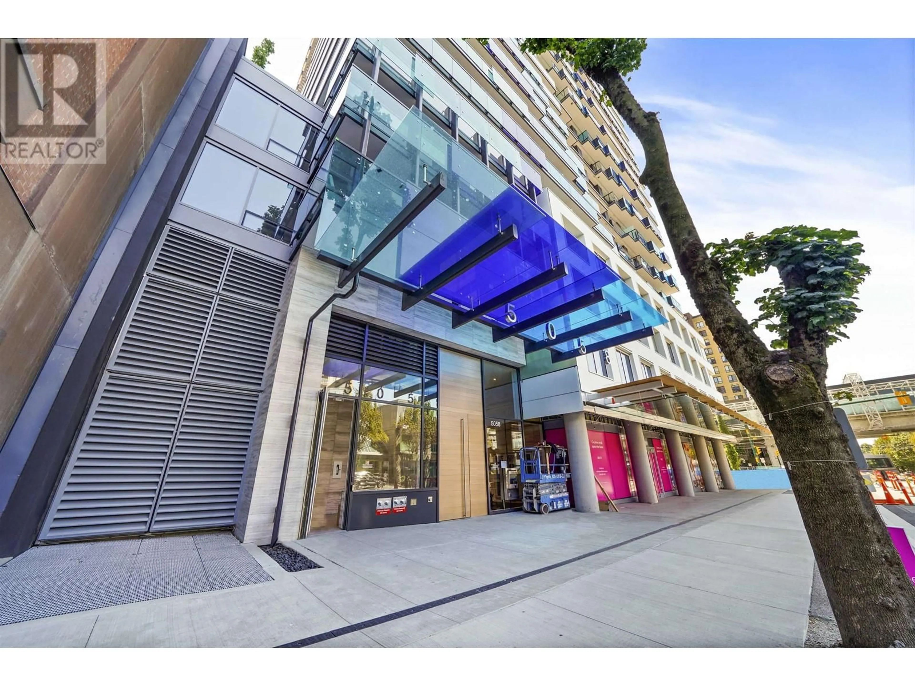 Indoor foyer for 1504 - 5058 JOYCE STREET, Vancouver British Columbia V5R0J9