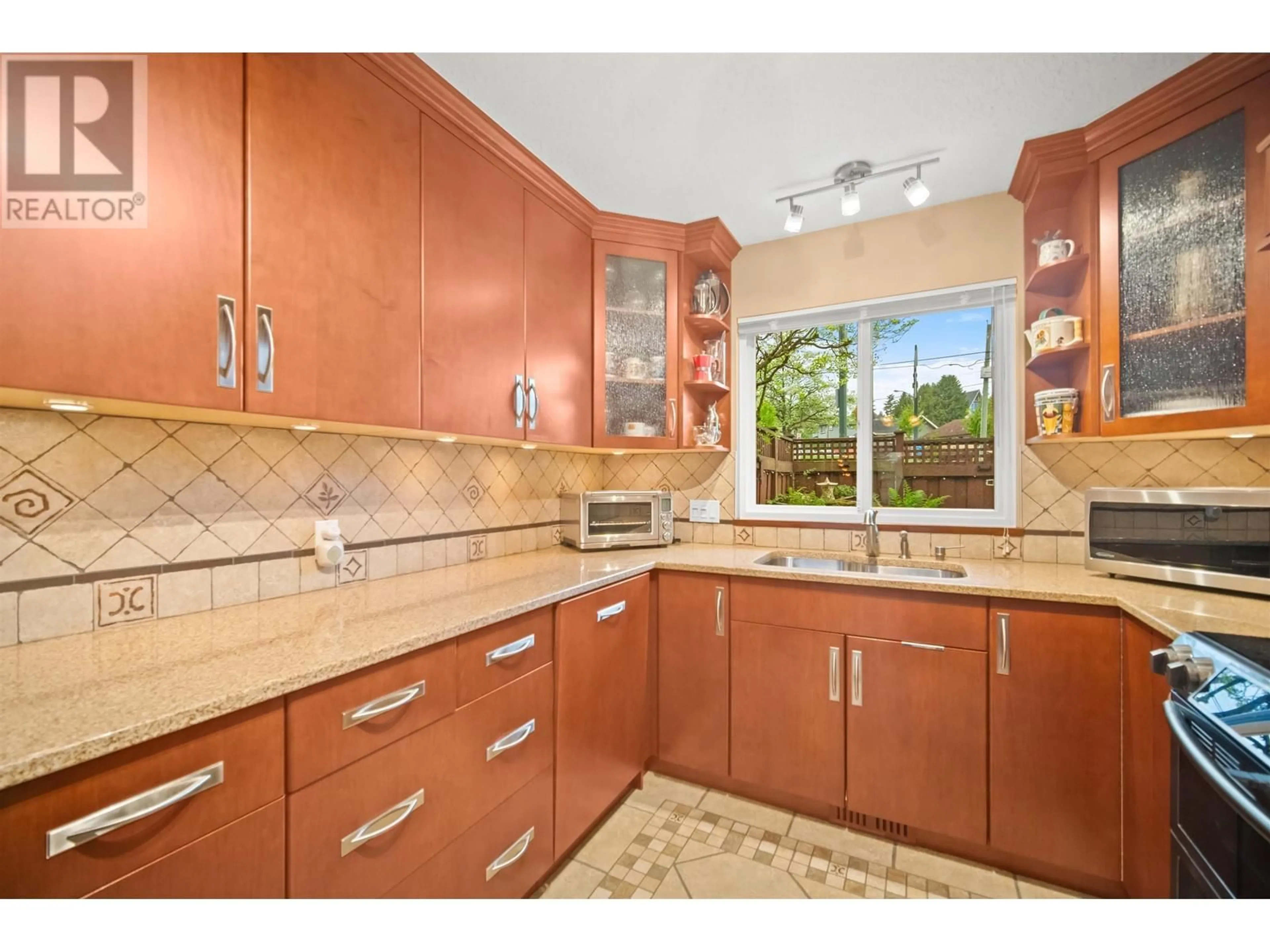 Standard kitchen, ceramic/tile floor for 514 COLUMBIA STREET, New Westminster British Columbia V3L3X7