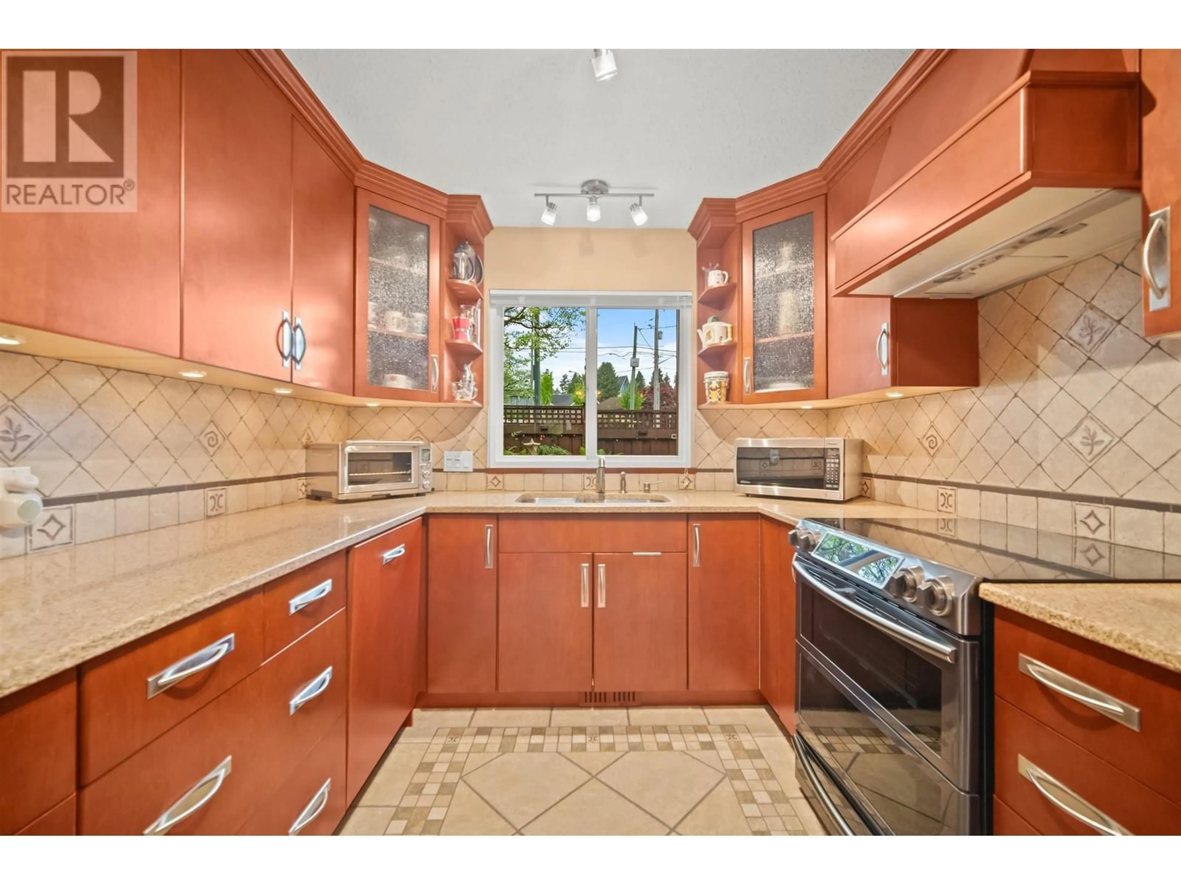 Standard kitchen, ceramic/tile floor for 514 COLUMBIA STREET, New Westminster British Columbia V3L3X7