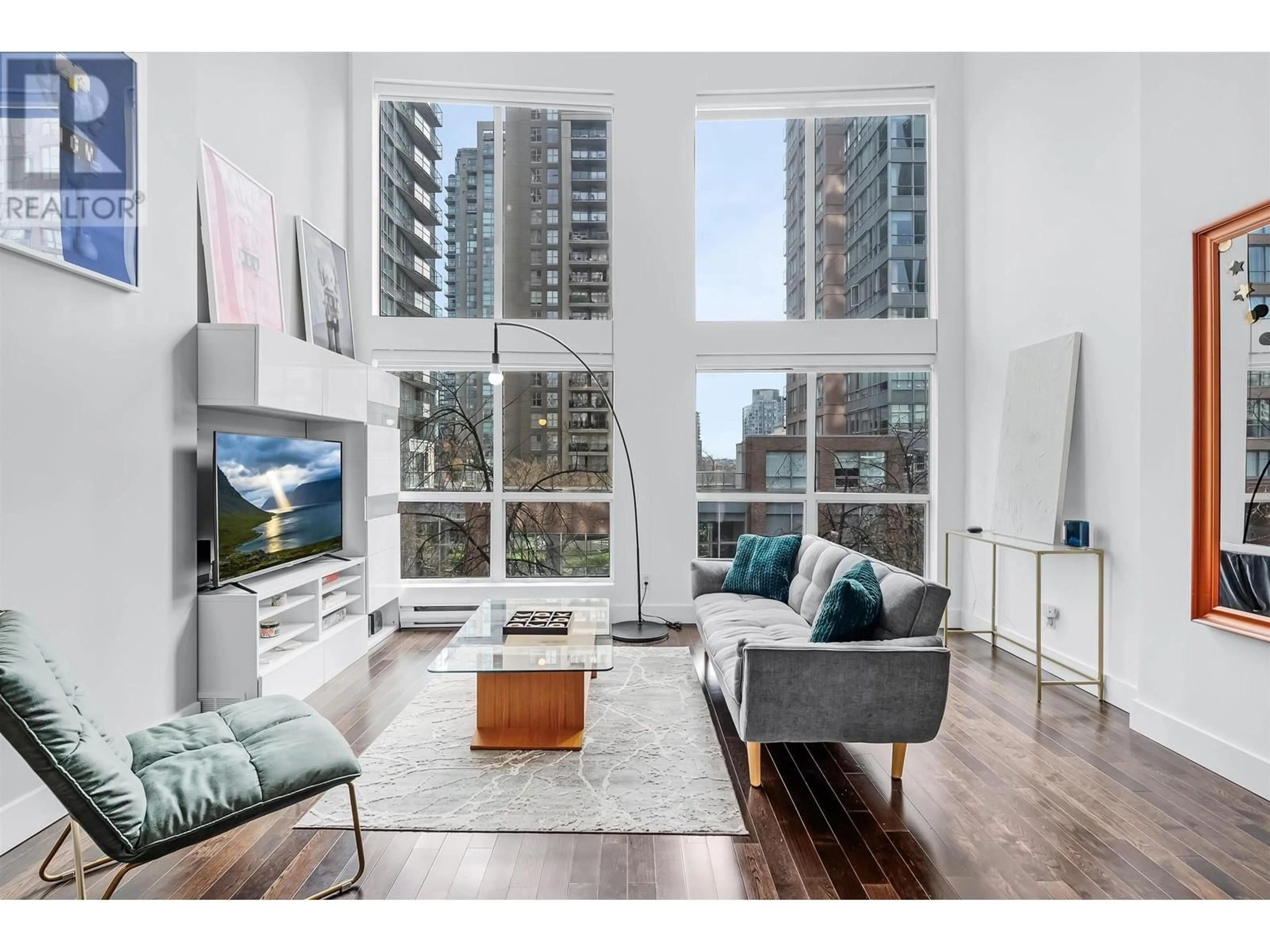 Living room with furniture, wood/laminate floor for 318 - 933 SEYMOUR STREET, Vancouver British Columbia V6B6L6