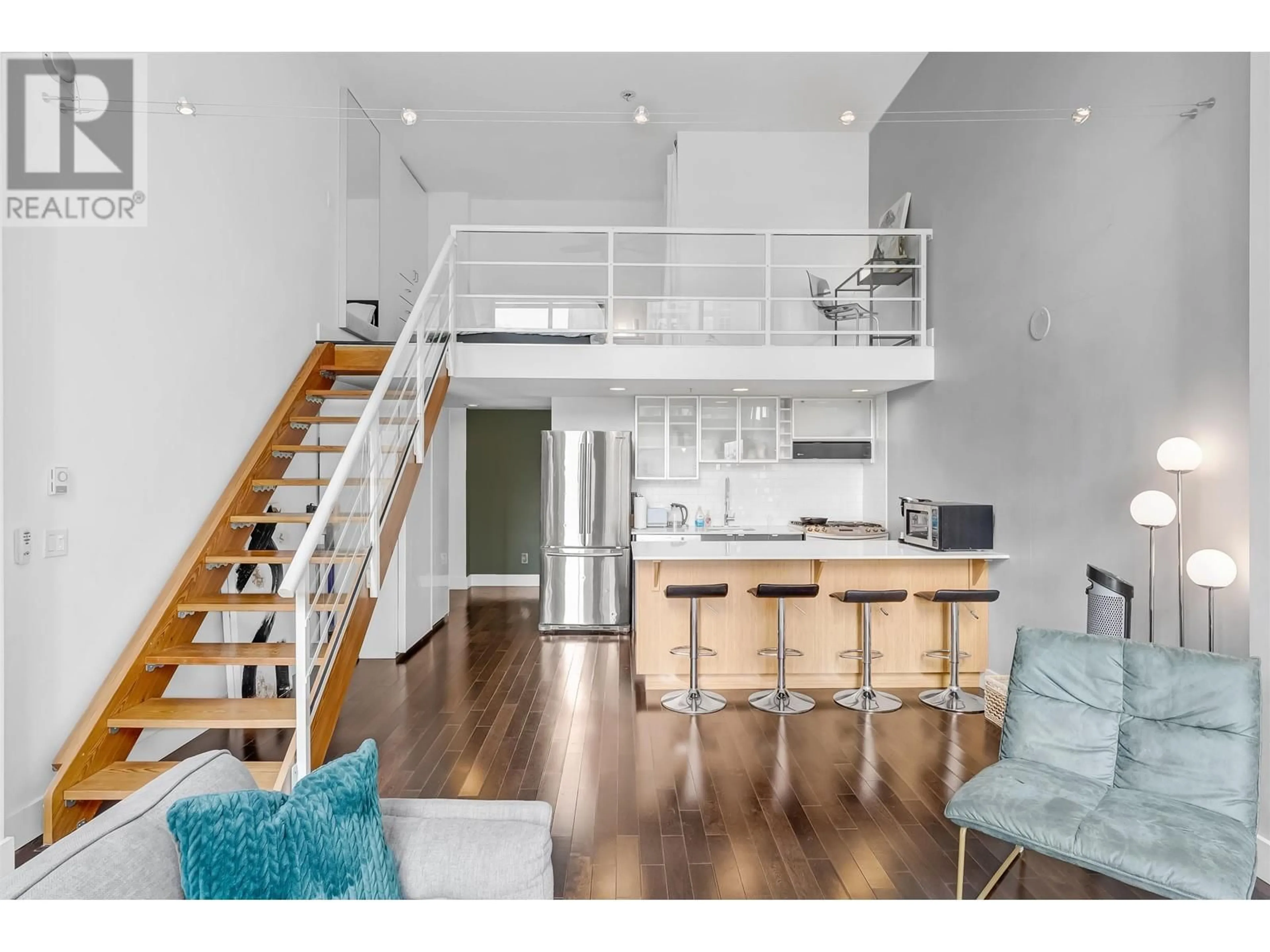 Open concept kitchen, wood/laminate floor for 318 - 933 SEYMOUR STREET, Vancouver British Columbia V6B6L6