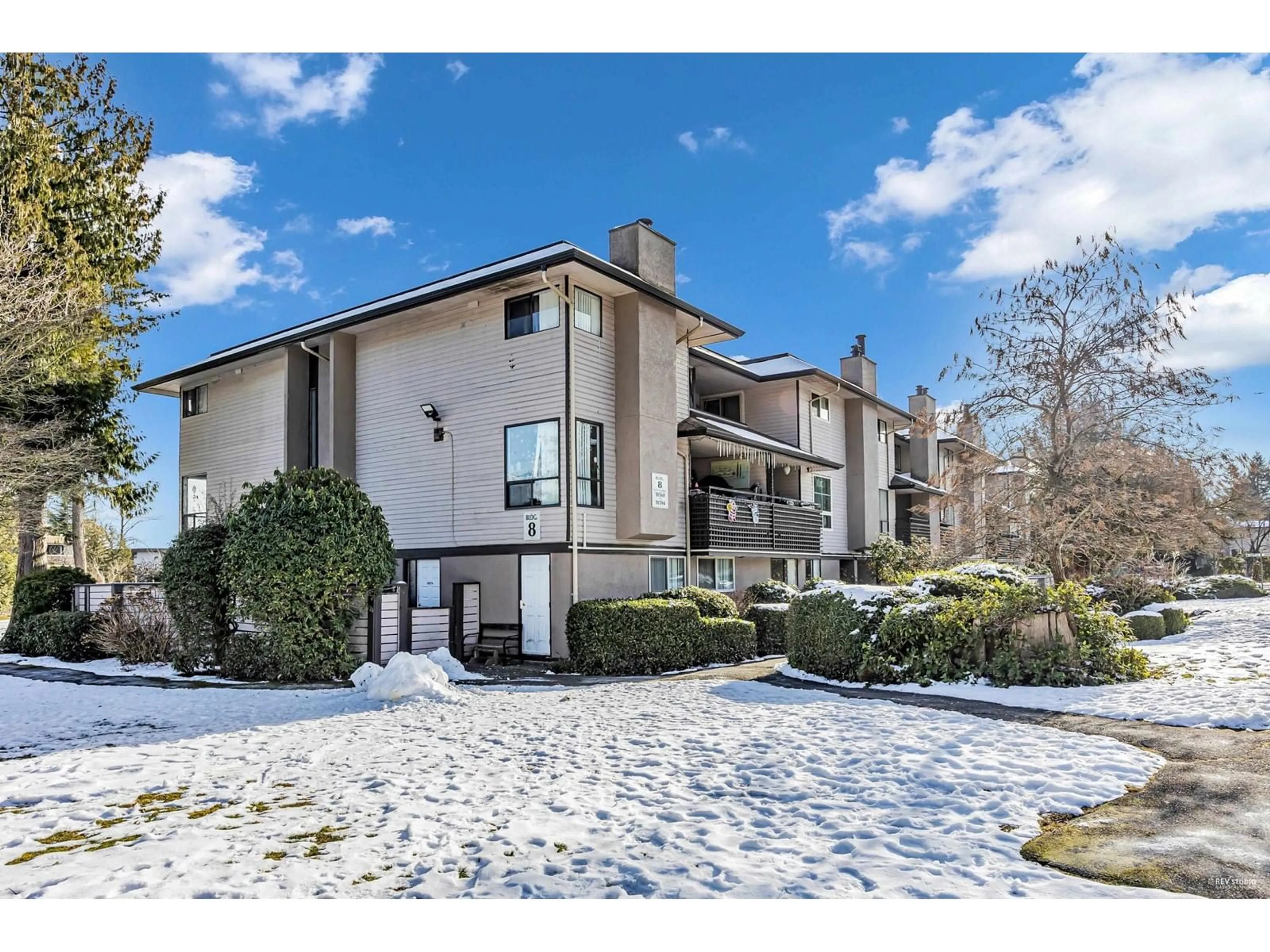 A pic from outside/outdoor area/front of a property/back of a property/a pic from drone, unknown for 10580 HOLLY PARK, Surrey British Columbia V3R6X9