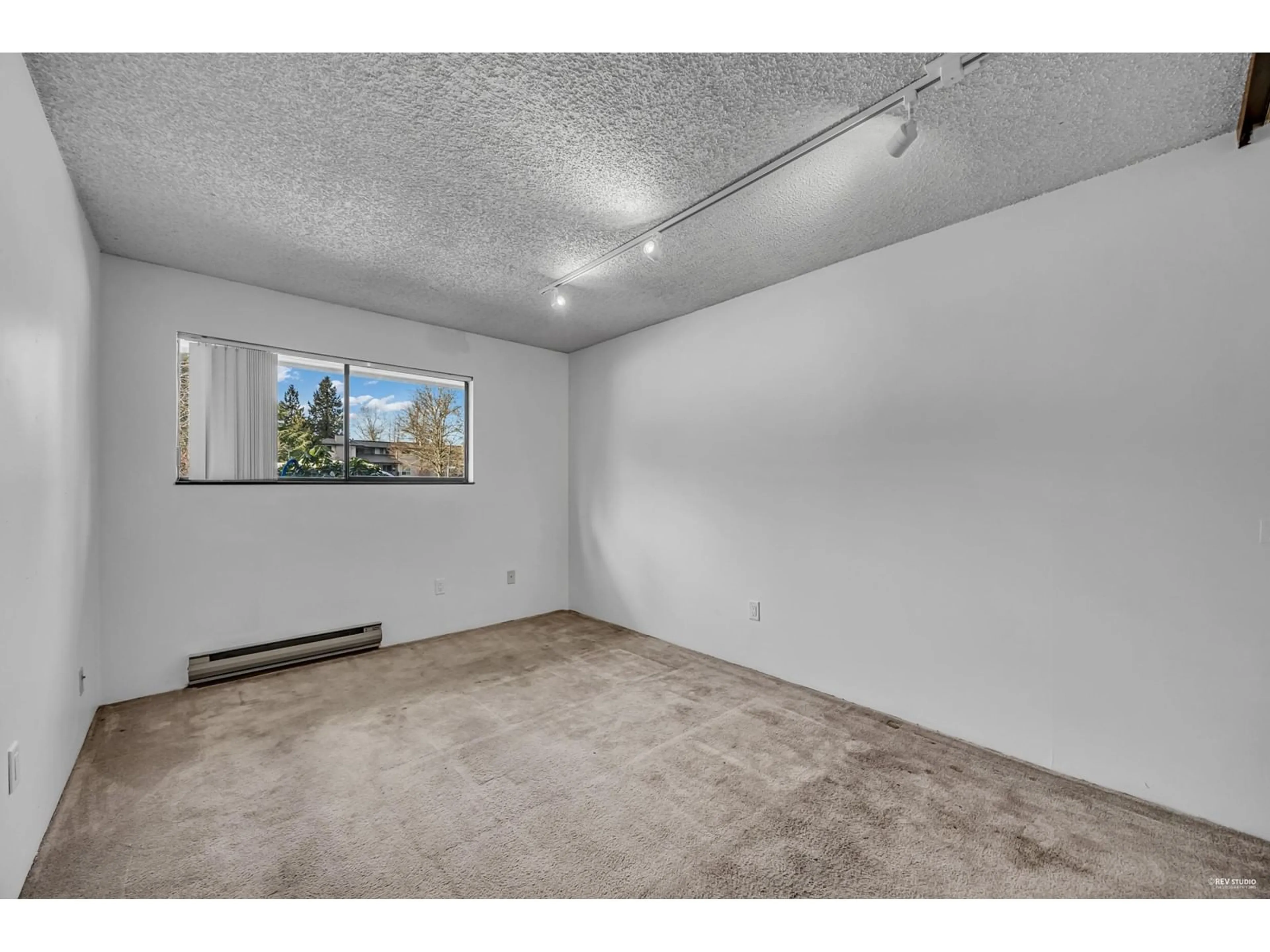 A pic of a room for 10580 HOLLY PARK, Surrey British Columbia V3R6X9