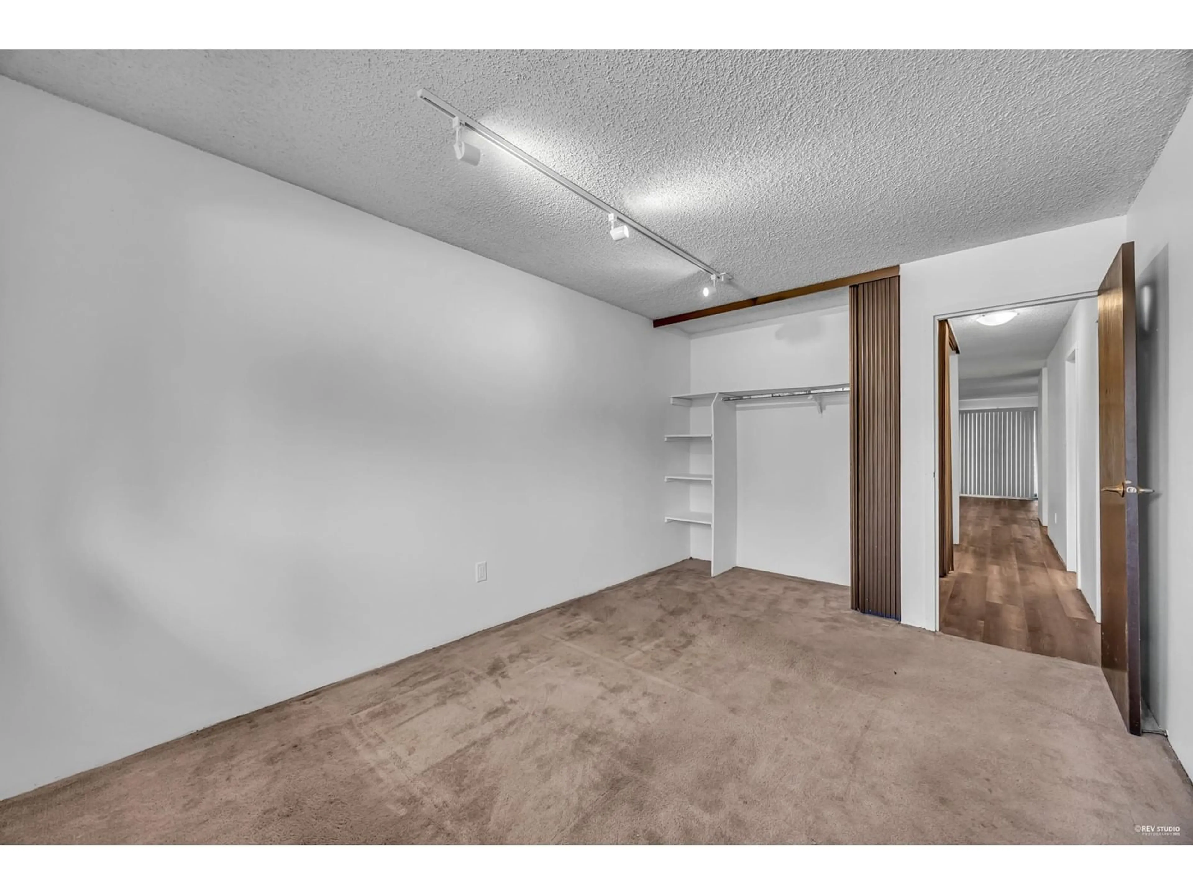 Storage room or clothes room or walk-in closet for 10580 HOLLY PARK, Surrey British Columbia V3R6X9