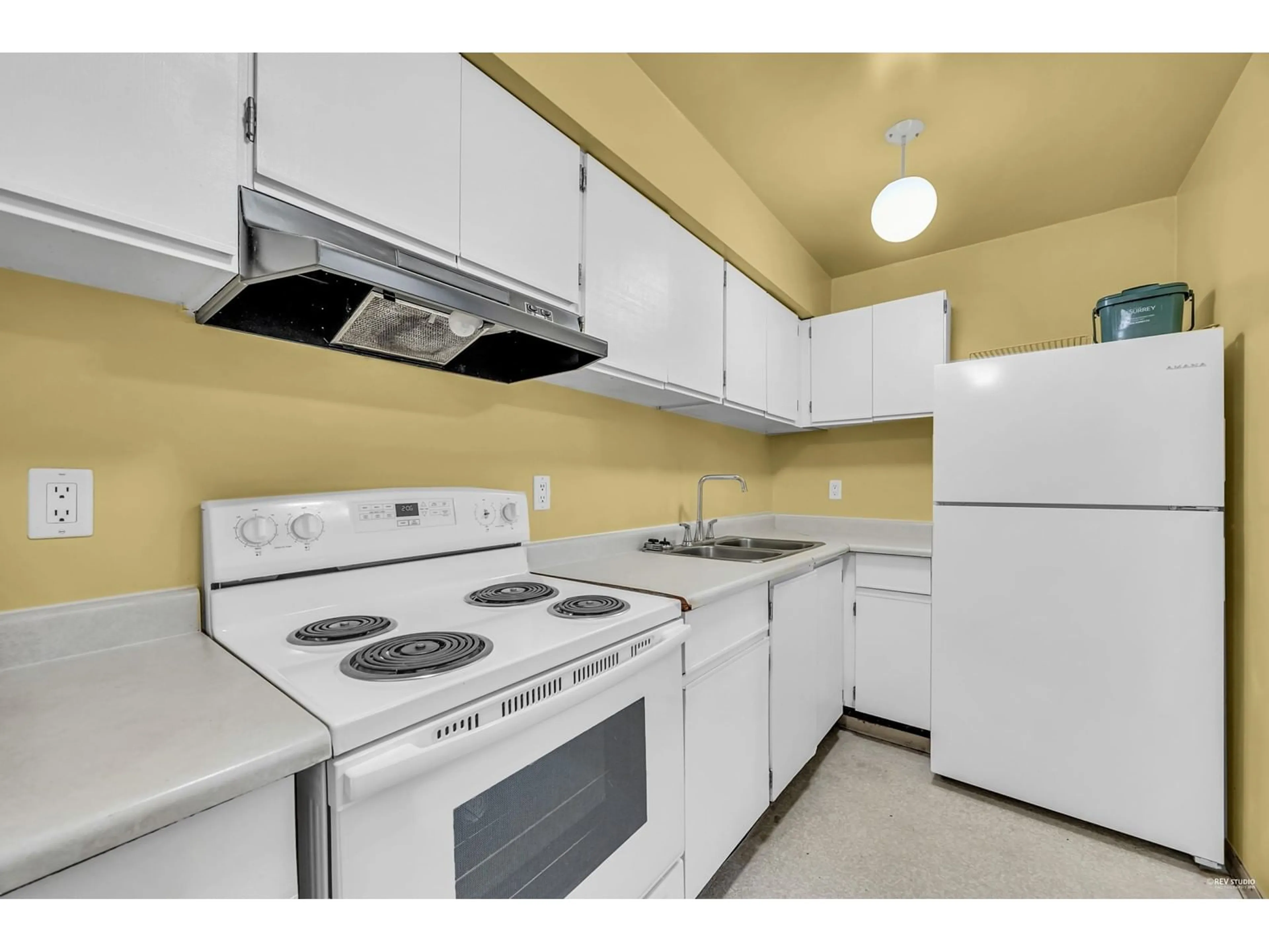 Standard kitchen, unknown for 10580 HOLLY PARK, Surrey British Columbia V3R6X9