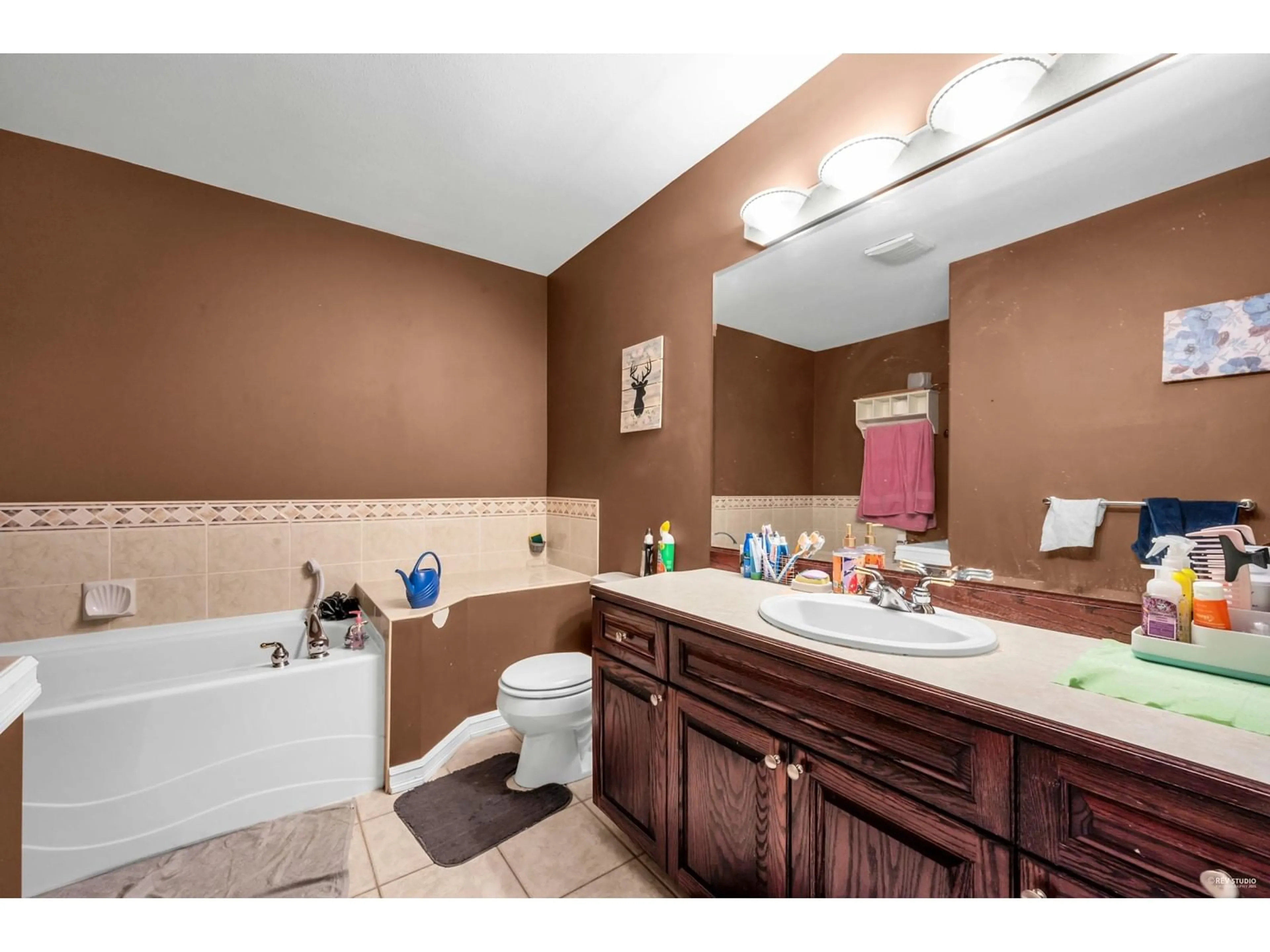 Standard bathroom, ceramic/tile floor for 14125 115, Surrey British Columbia V3R2P7