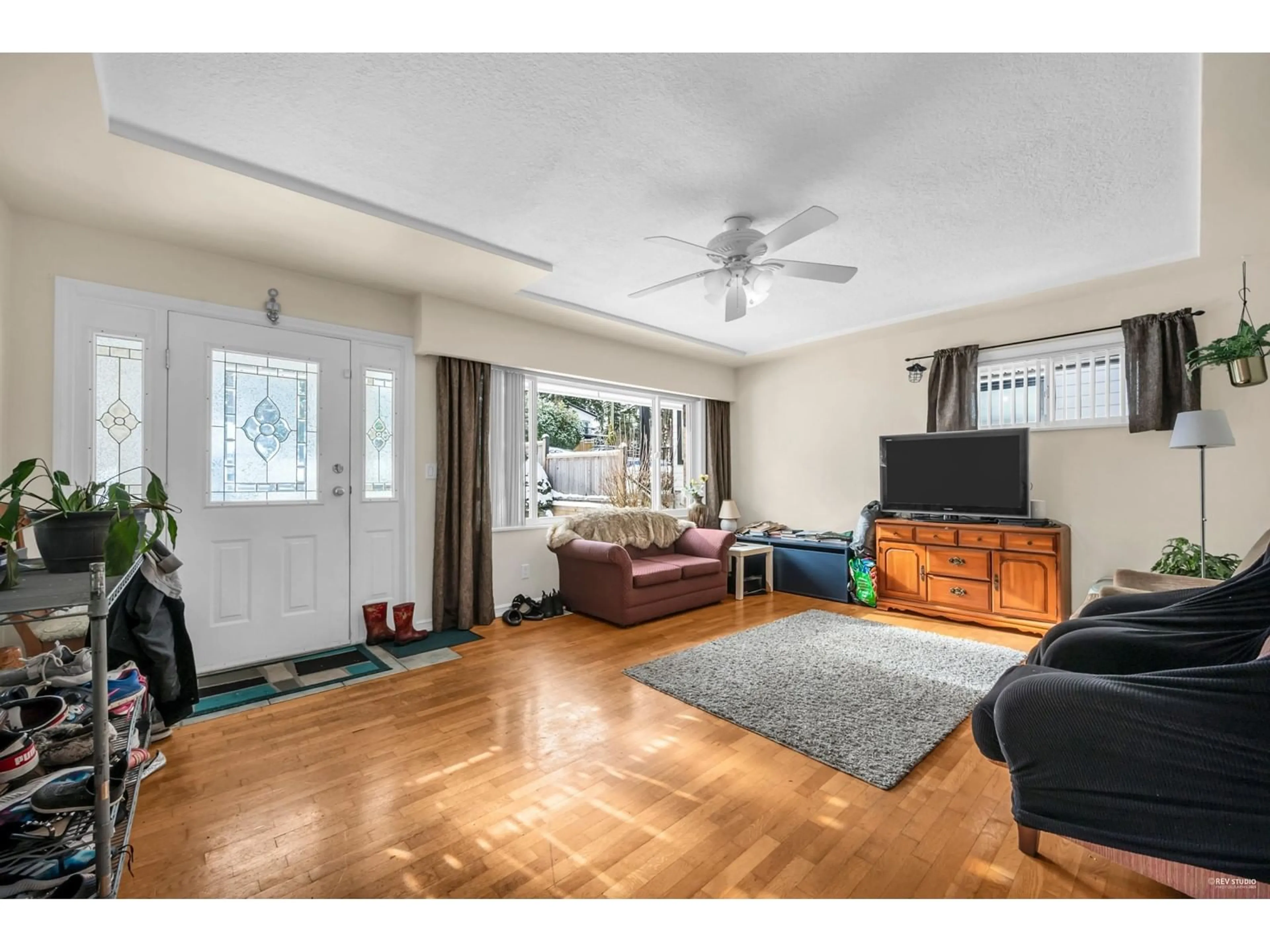 Living room with furniture, unknown for 14125 115, Surrey British Columbia V3R2P7