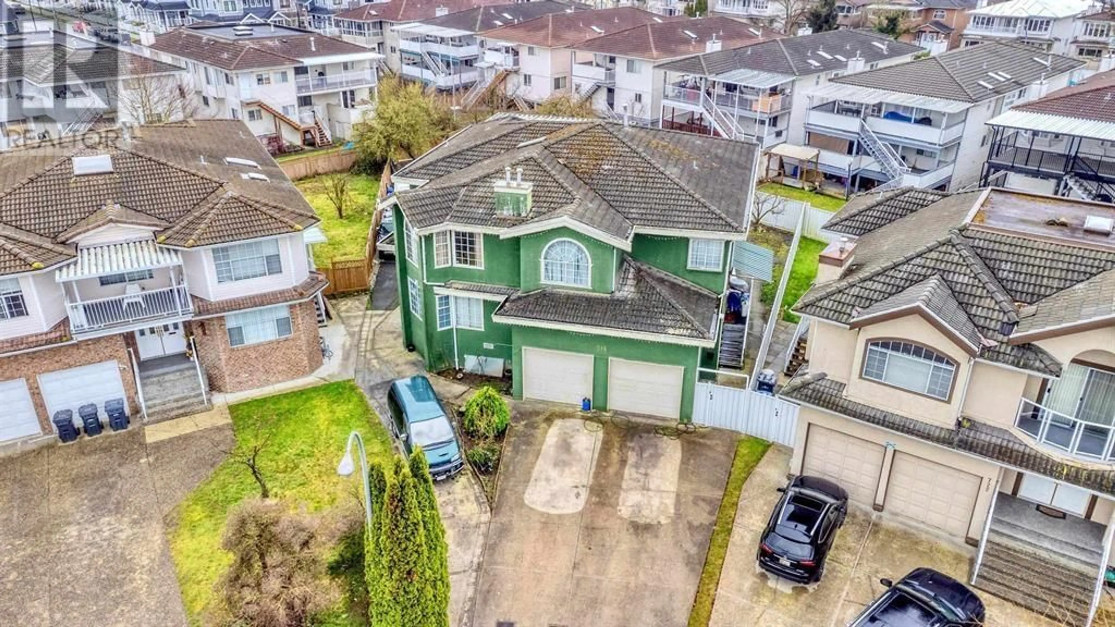 A pic from outside/outdoor area/front of a property/back of a property/a pic from drone, street for 716 CRANE PLACE, New Westminster British Columbia V3M6P5