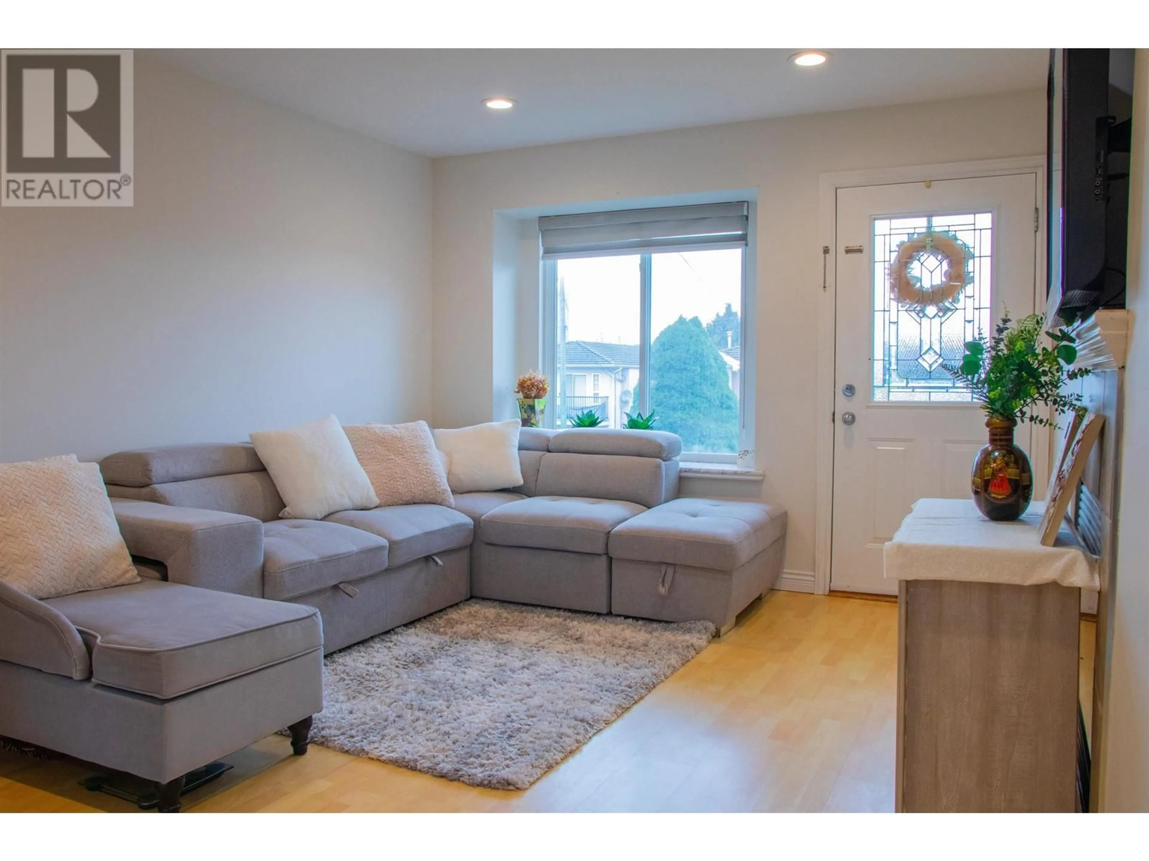 Living room with furniture, wood/laminate floor for 5422 NORFOLK STREET, Burnaby British Columbia V5G1G2