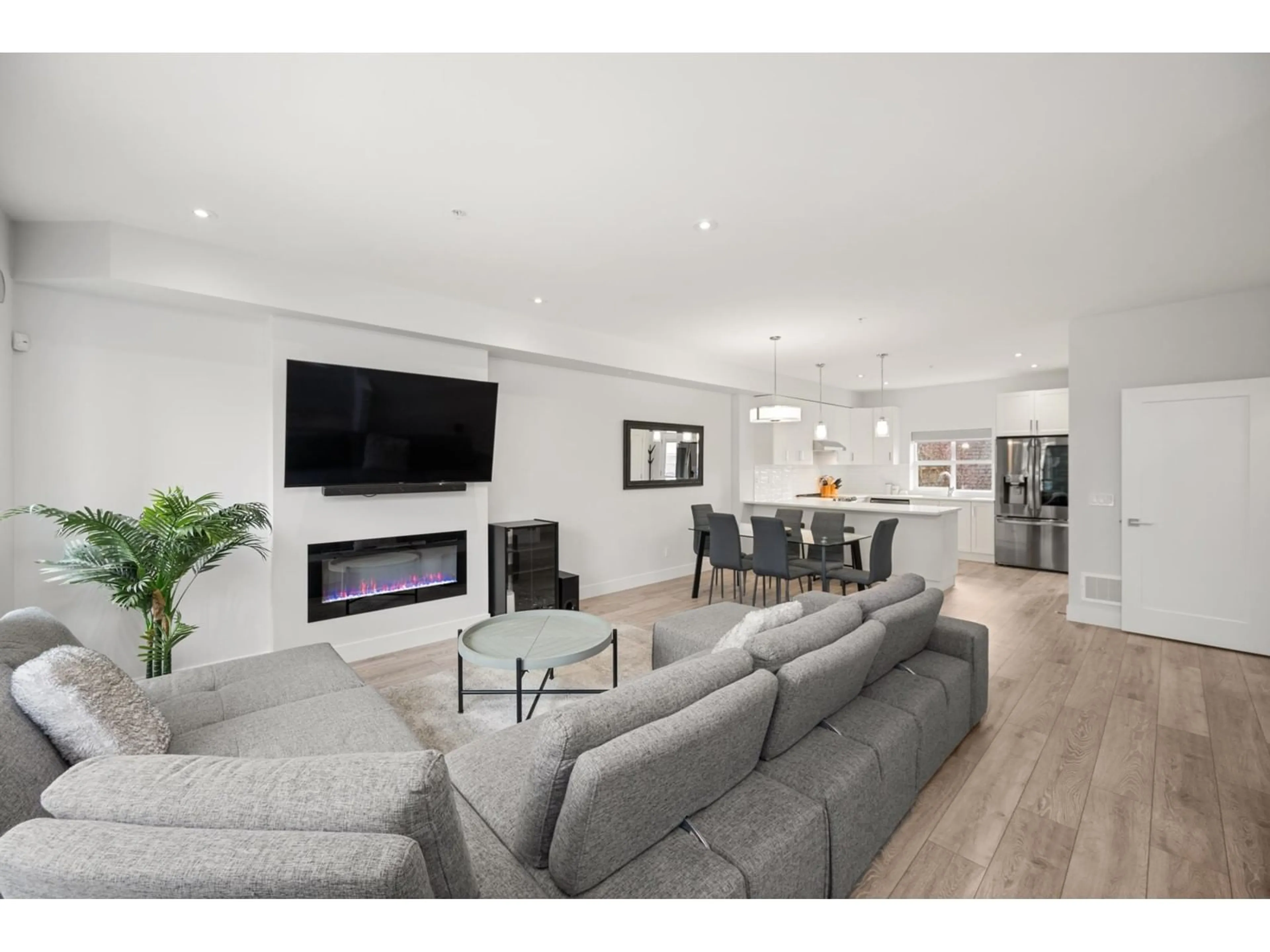 Living room with furniture, unknown for 20432 78, Langley British Columbia V2Y4K3