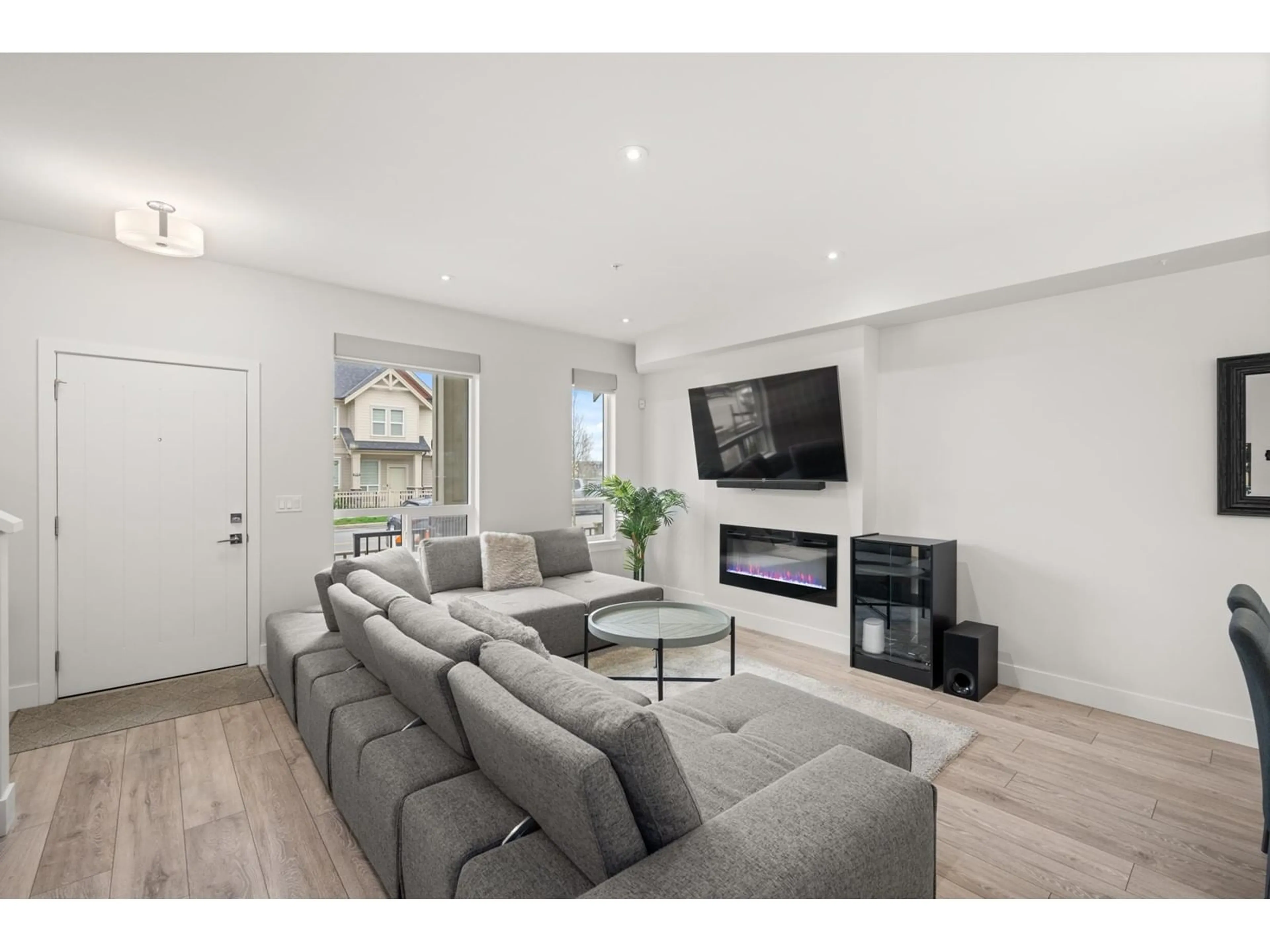Living room with furniture, unknown for 20432 78, Langley British Columbia V2Y4K3