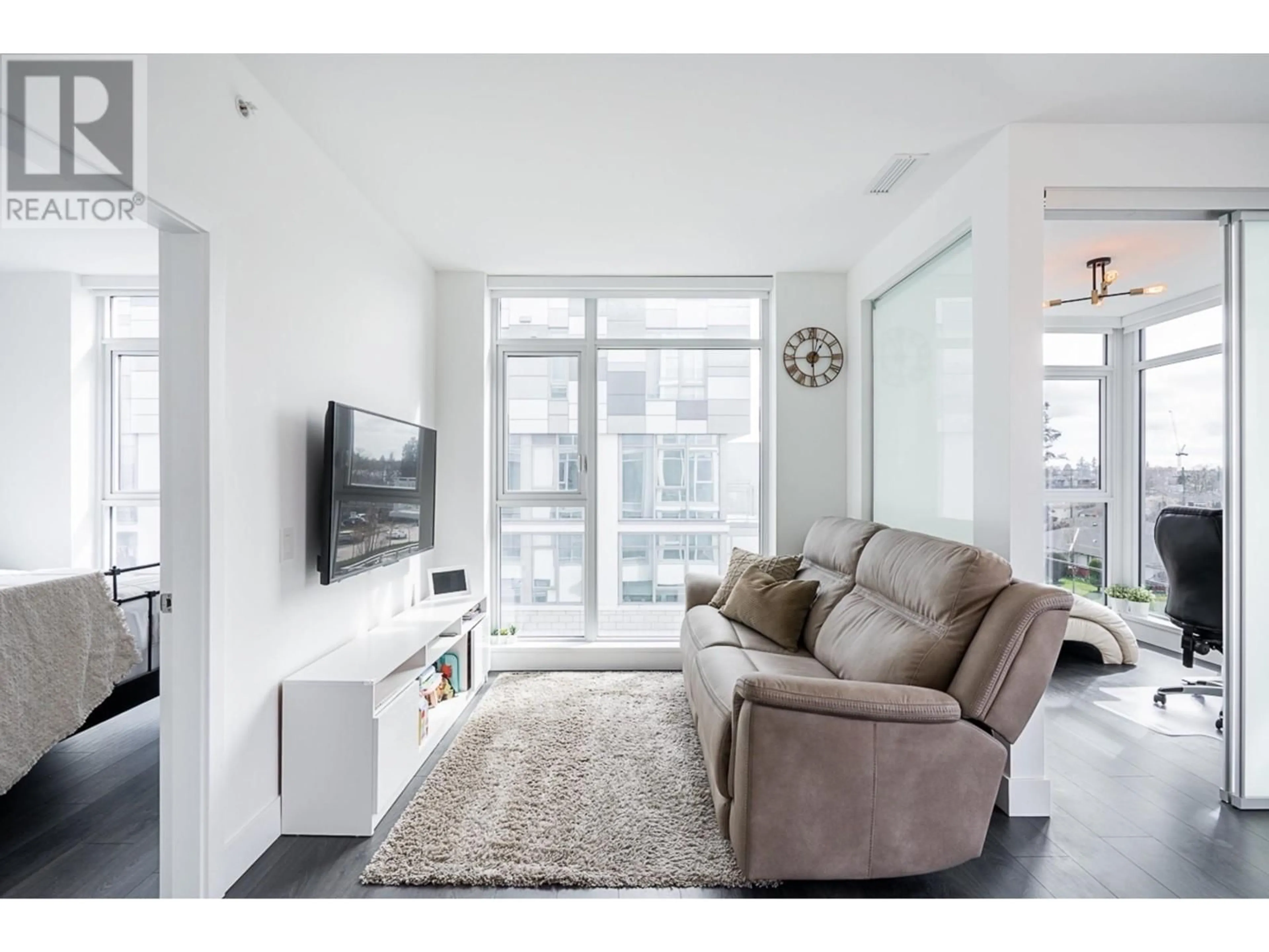 Living room with furniture, unknown for 403 - 2435 KINGSWAY, Vancouver British Columbia V5R5G8