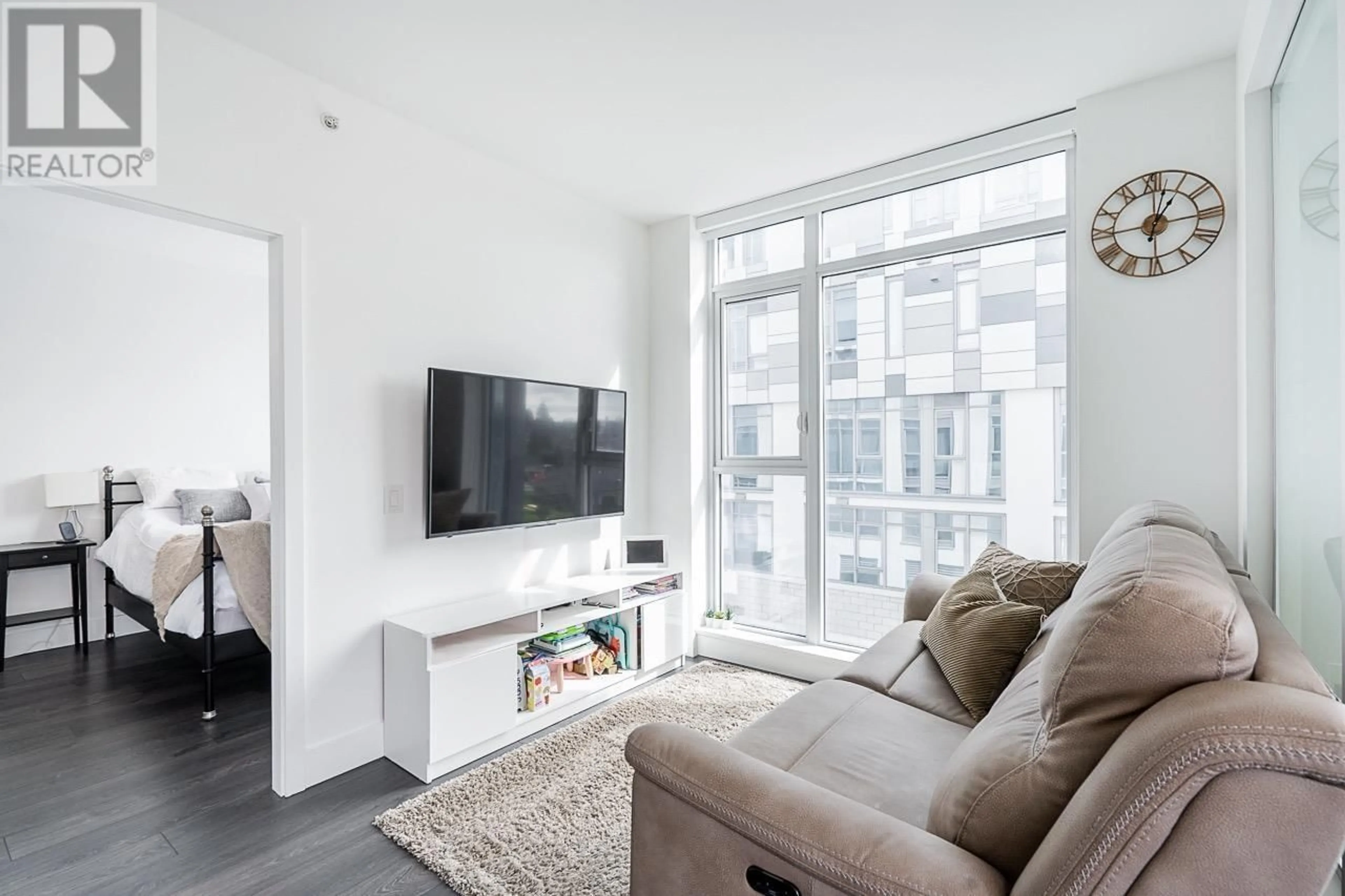 Living room with furniture, unknown for 403 - 2435 KINGSWAY, Vancouver British Columbia V5R5G8