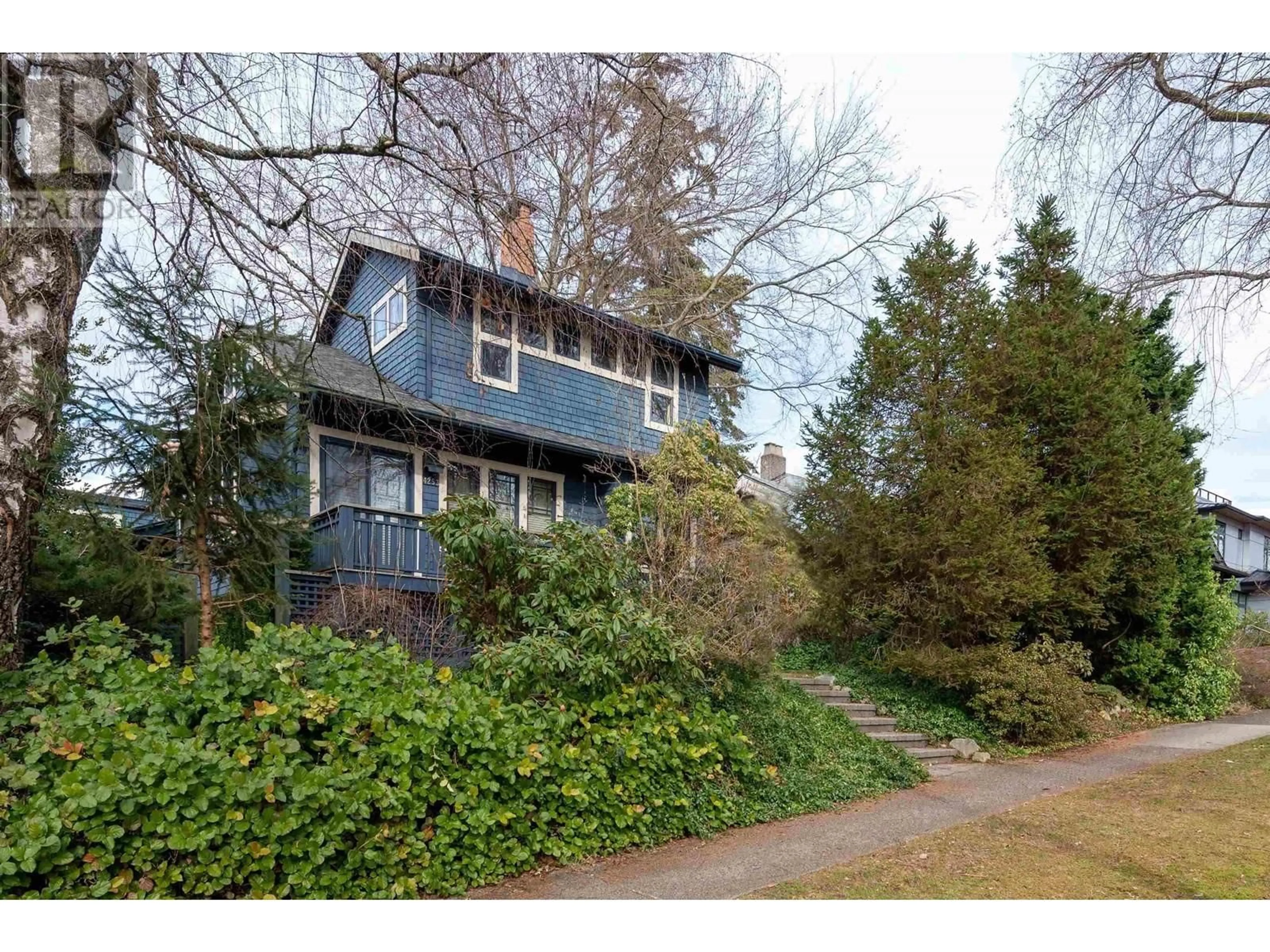 A pic from outside/outdoor area/front of a property/back of a property/a pic from drone, street for 4253 13TH AVENUE, Vancouver British Columbia V6R2T7