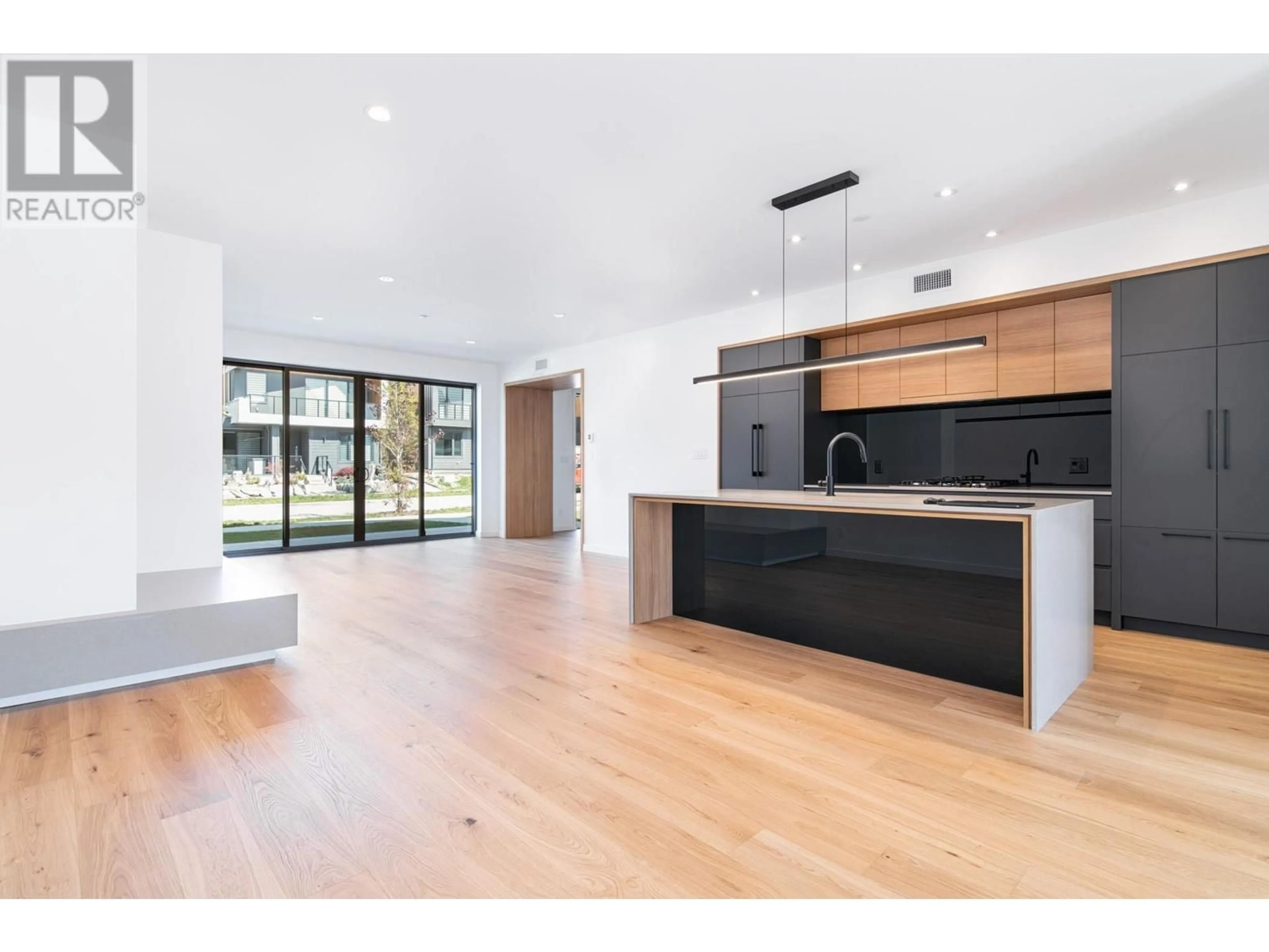Open concept kitchen, wood/laminate floor for 40829 THE CRESCENT, Squamish British Columbia V8B1B1