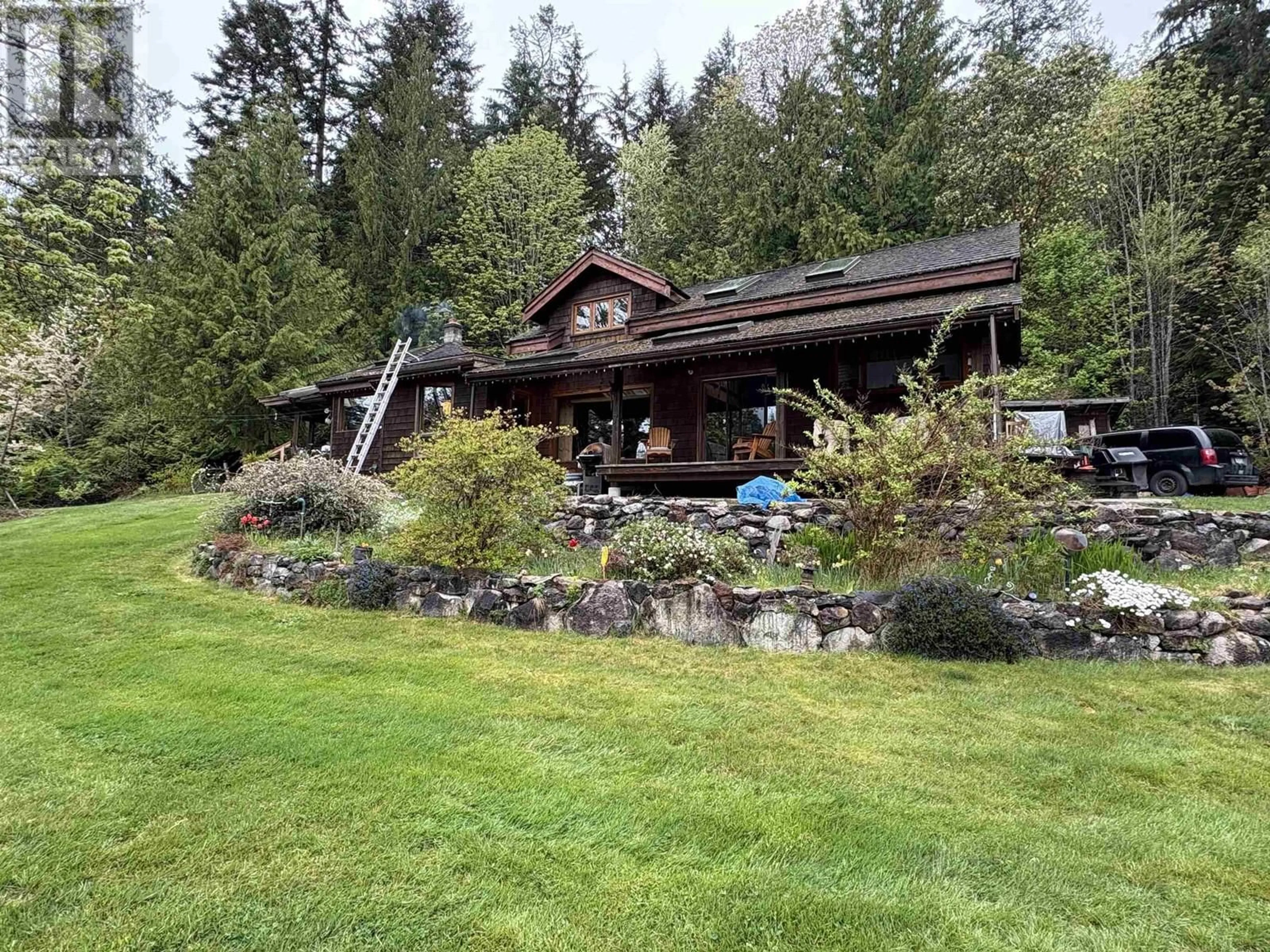 A pic from outside/outdoor area/front of a property/back of a property/a pic from drone, unknown for 5768 SUTHERLAND ROAD, Halfmoon Bay British Columbia V7Z1G9