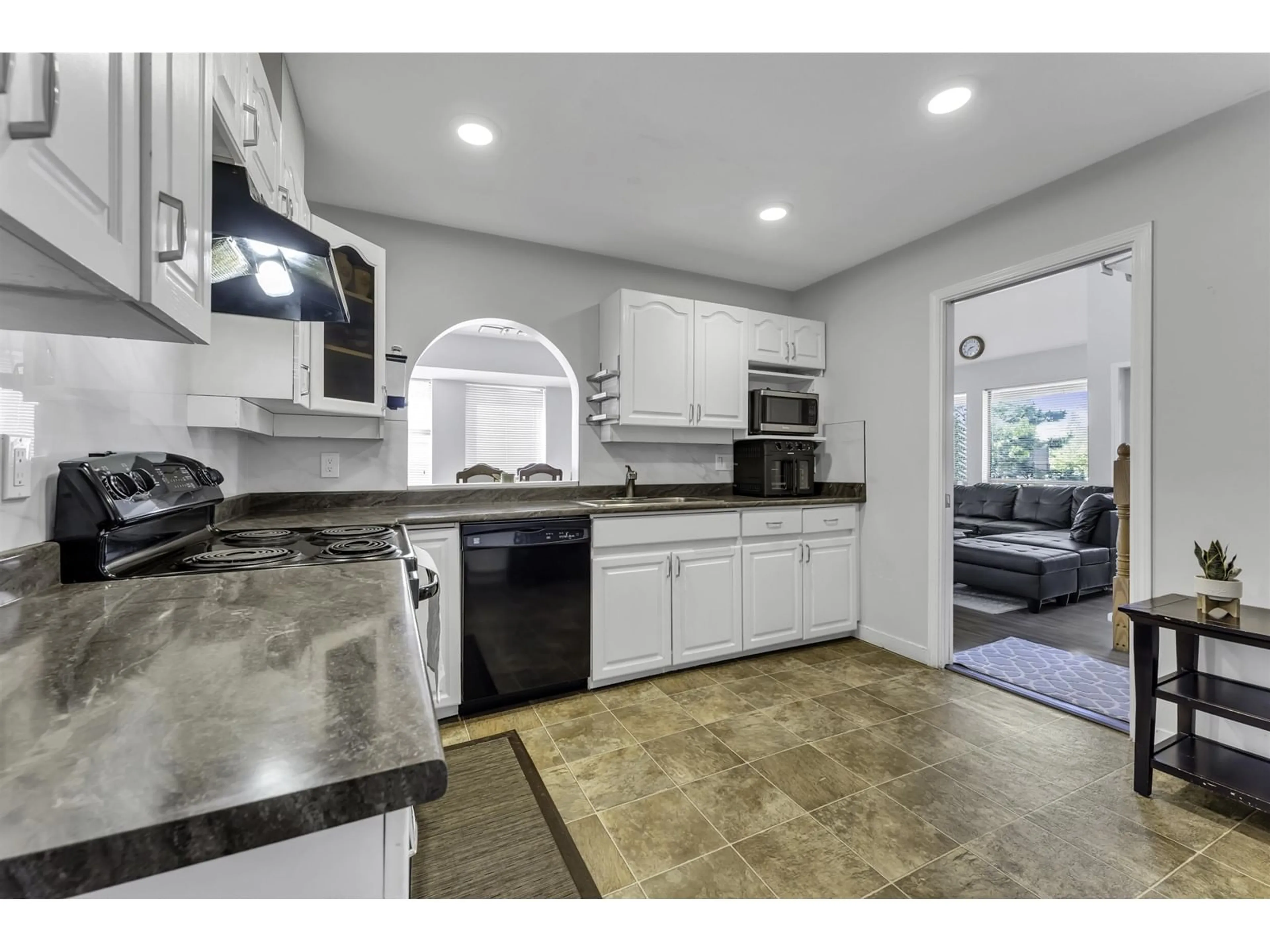 Open concept kitchen, ceramic/tile floor for 21 - 12172 72, Surrey British Columbia V3W2L9