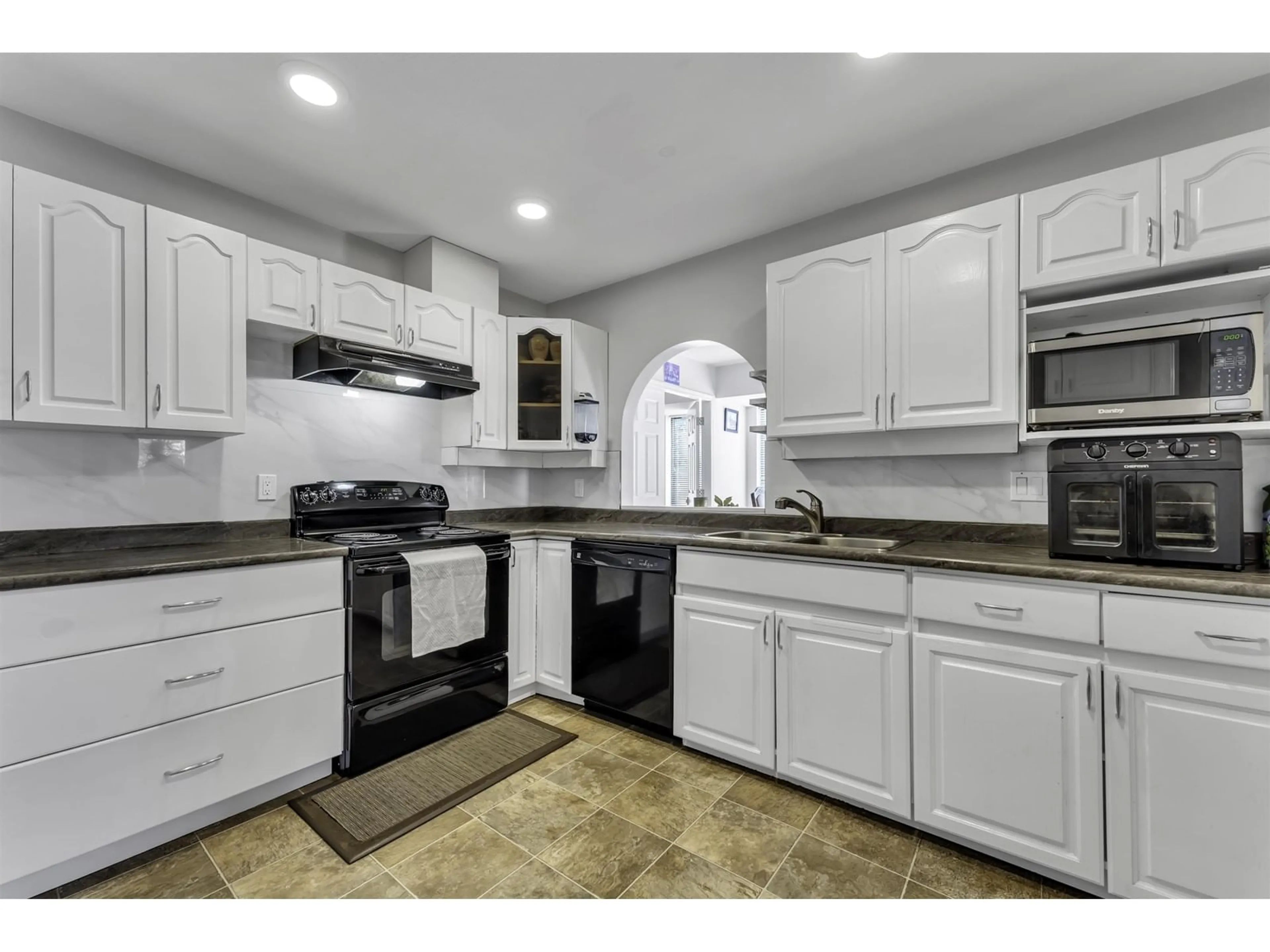 Standard kitchen, ceramic/tile floor for 21 - 12172 72, Surrey British Columbia V3W2L9