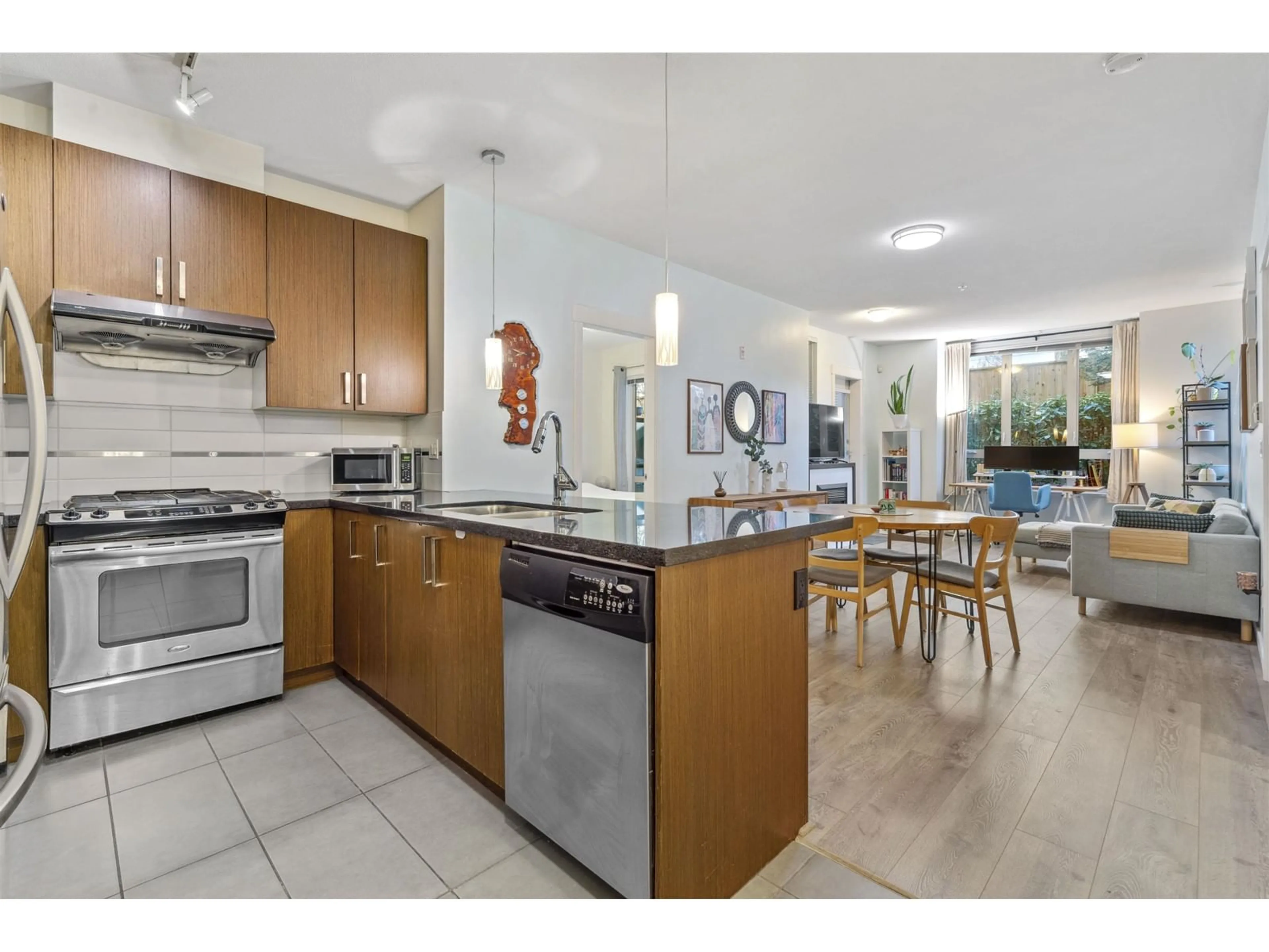 Open concept kitchen, ceramic/tile floor for 117 - 15918 26, Surrey British Columbia V3Z5K3