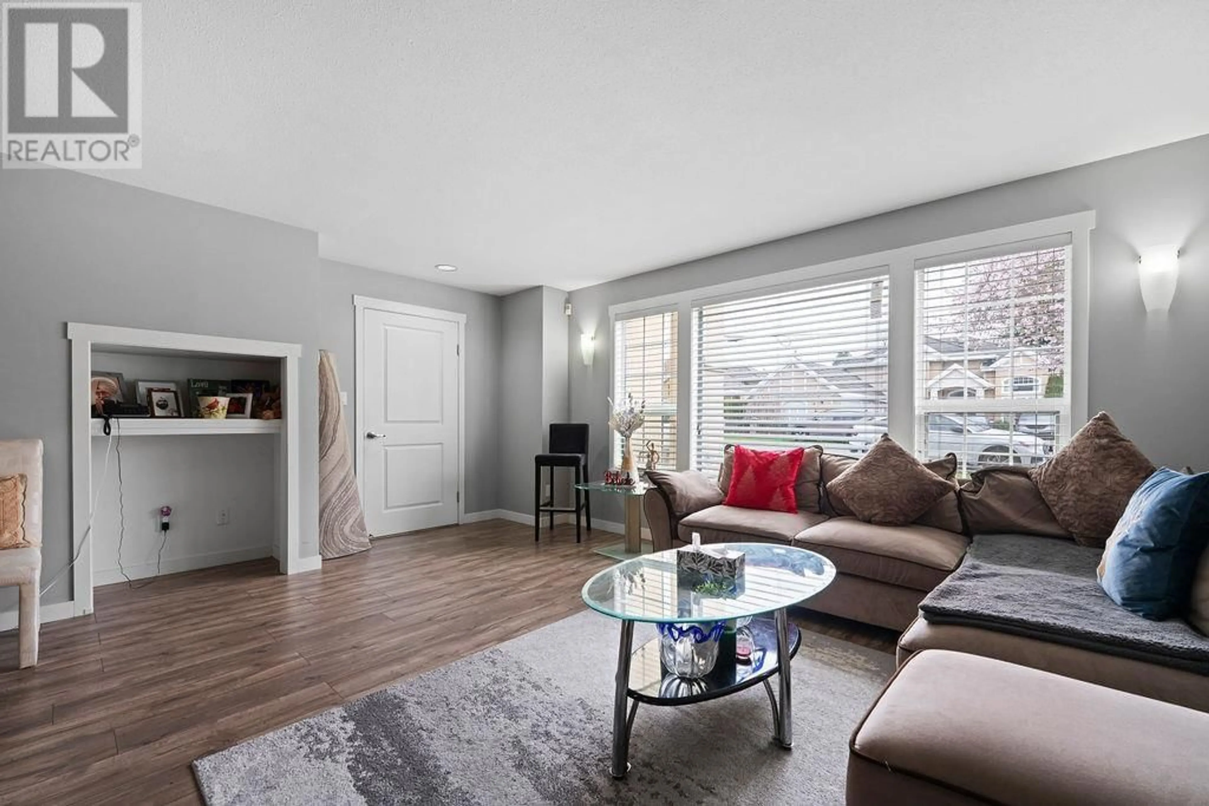 Living room with furniture, wood/laminate floor for 10351 SWINTON CRESCENT, Richmond British Columbia V7A3S7