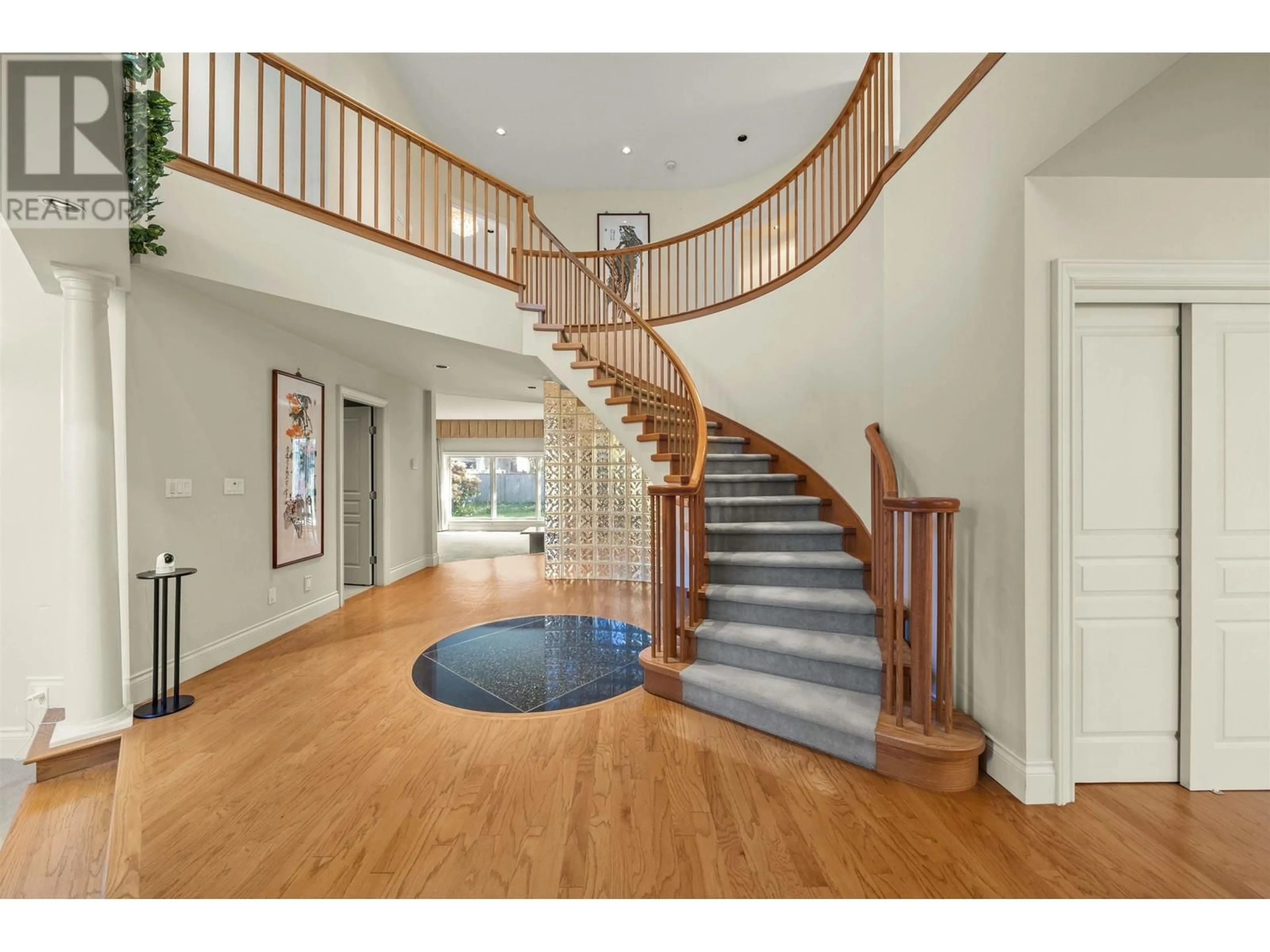 Indoor foyer for 4620 GRANVILLE AVENUE, Richmond British Columbia V7C1E4