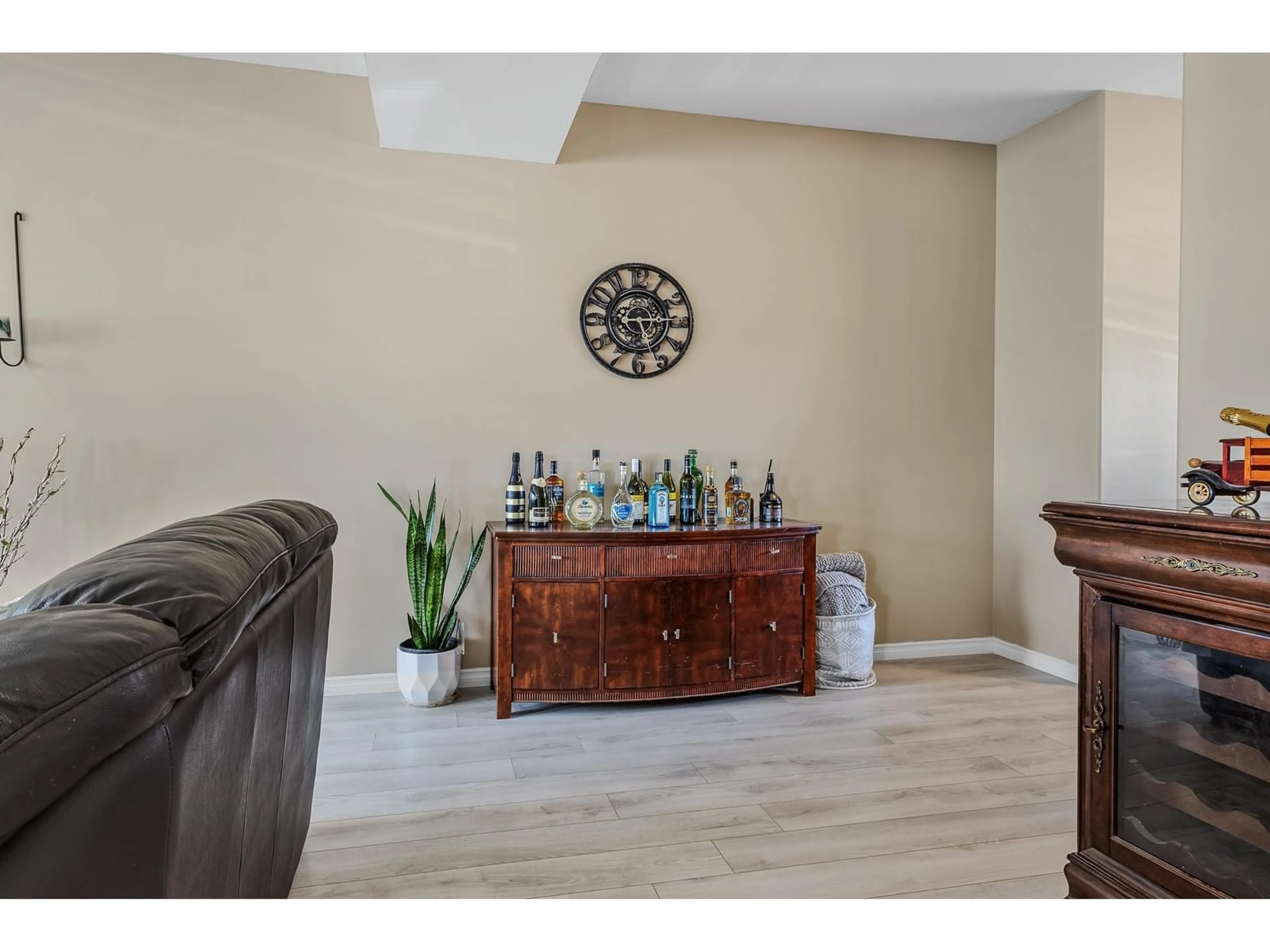 Living room with furniture, wood/laminate floor for 3789 SHERIDAN, Abbotsford British Columbia V2S8K4