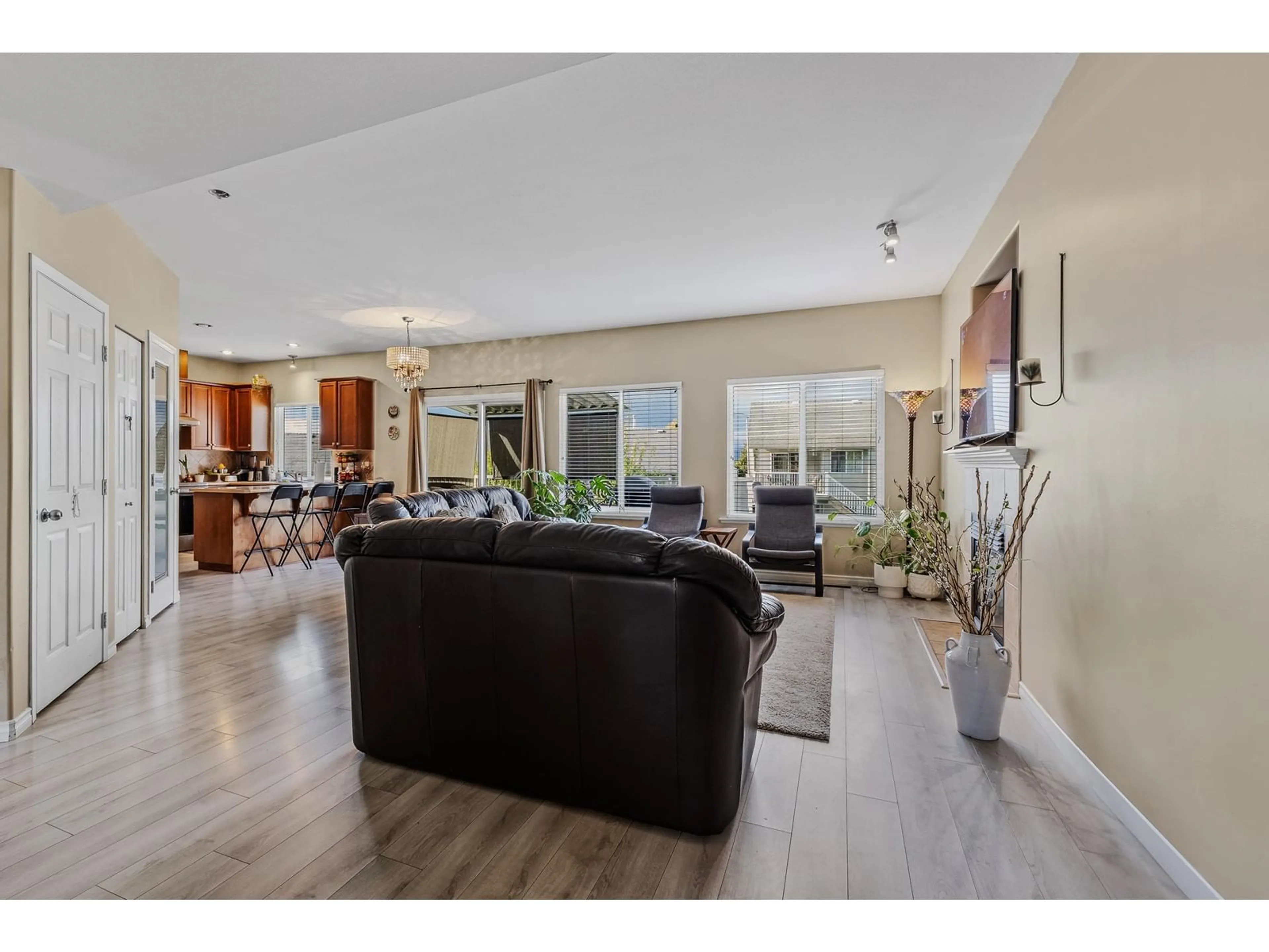 Living room with furniture, unknown for 3789 SHERIDAN, Abbotsford British Columbia V2S8K4