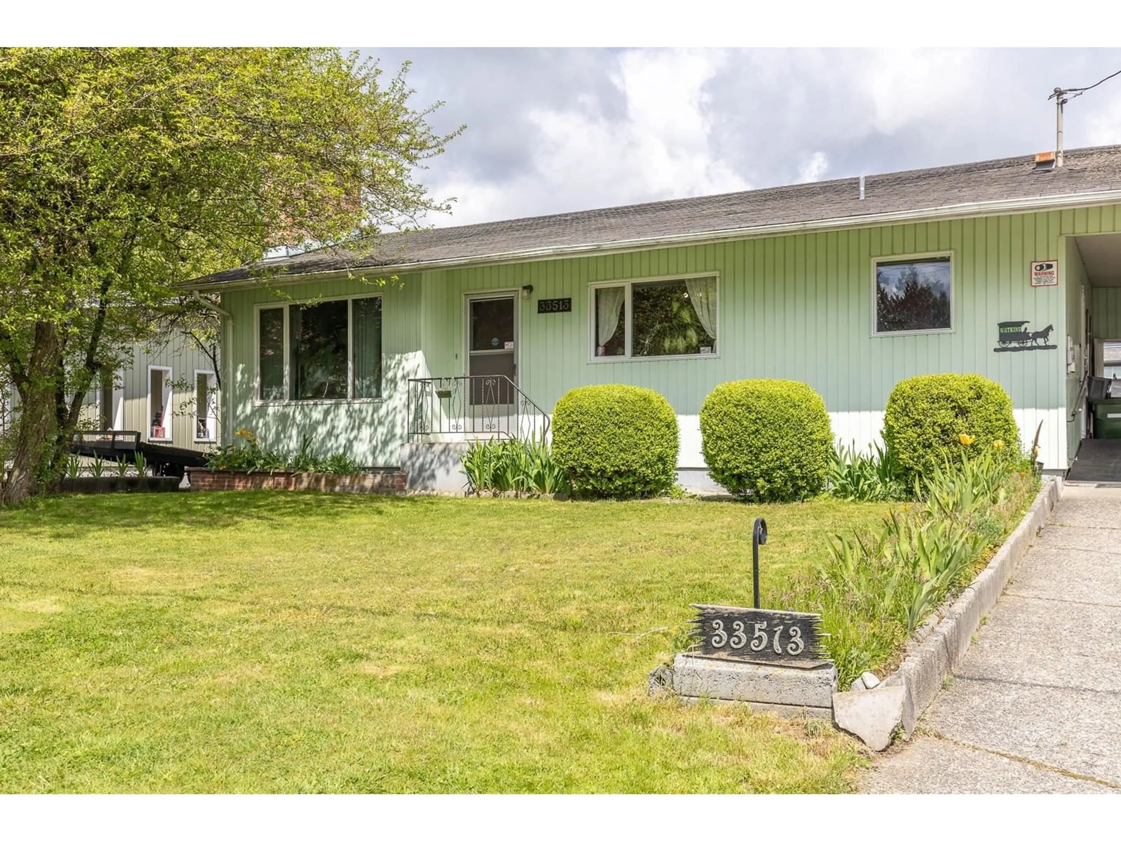 Home with vinyl exterior material, street for 33513 WESTBURY, Abbotsford British Columbia V2S1C6