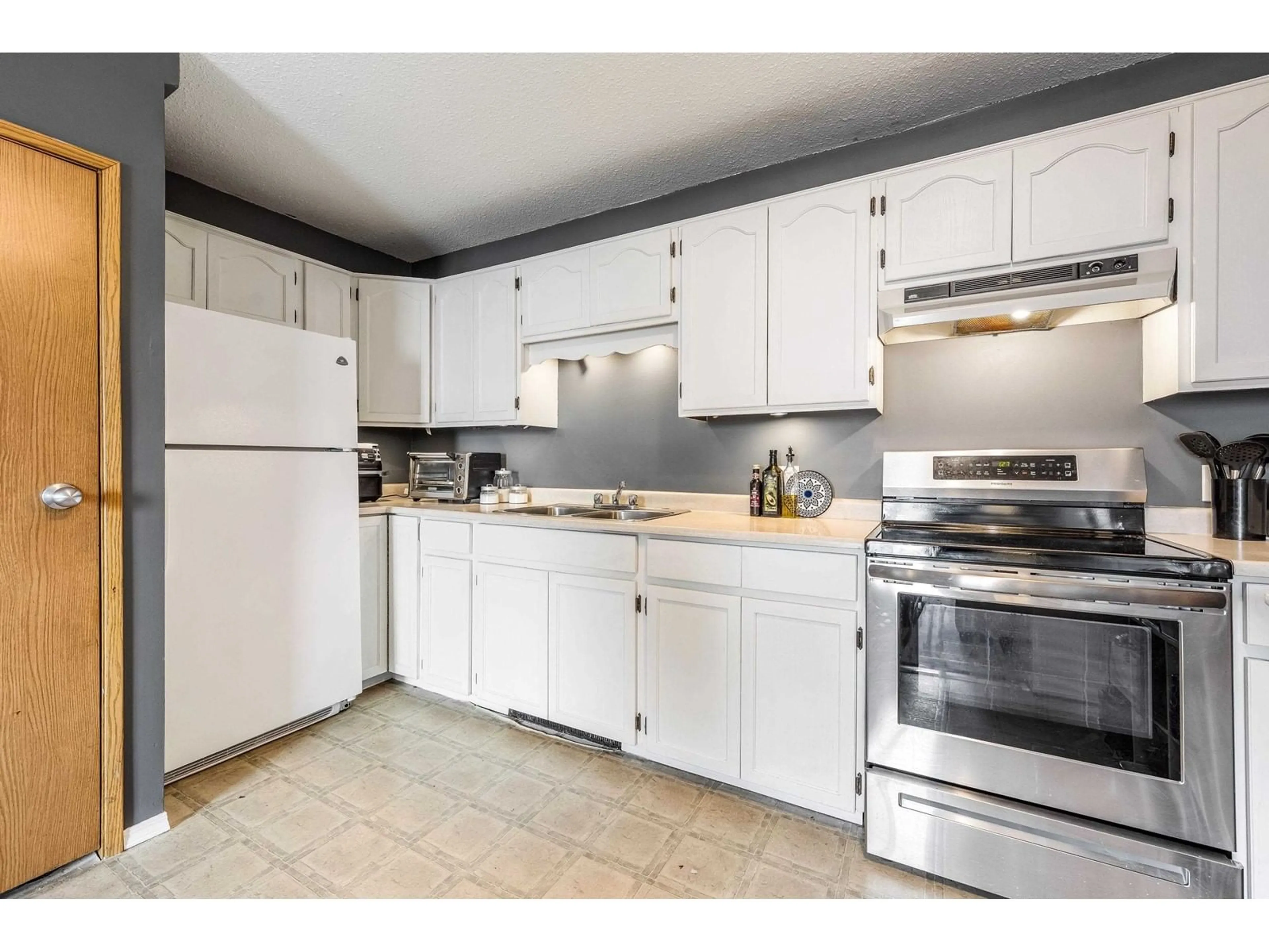 Standard kitchen, unknown for 6 - 45882 CHEAM AVENUE, Chilliwack British Columbia V2P1N6