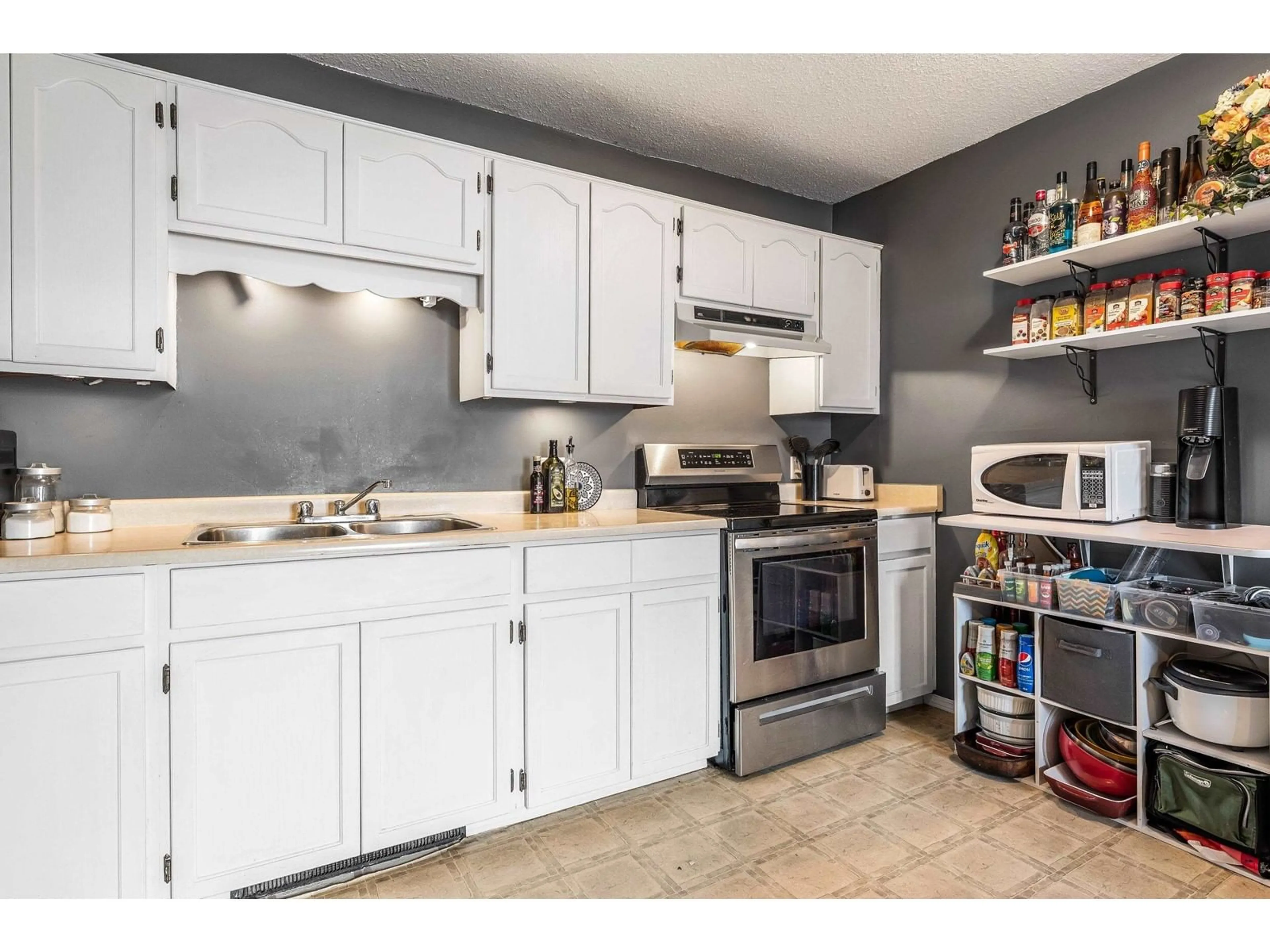 Standard kitchen, unknown for 6 - 45882 CHEAM AVENUE, Chilliwack British Columbia V2P1N6