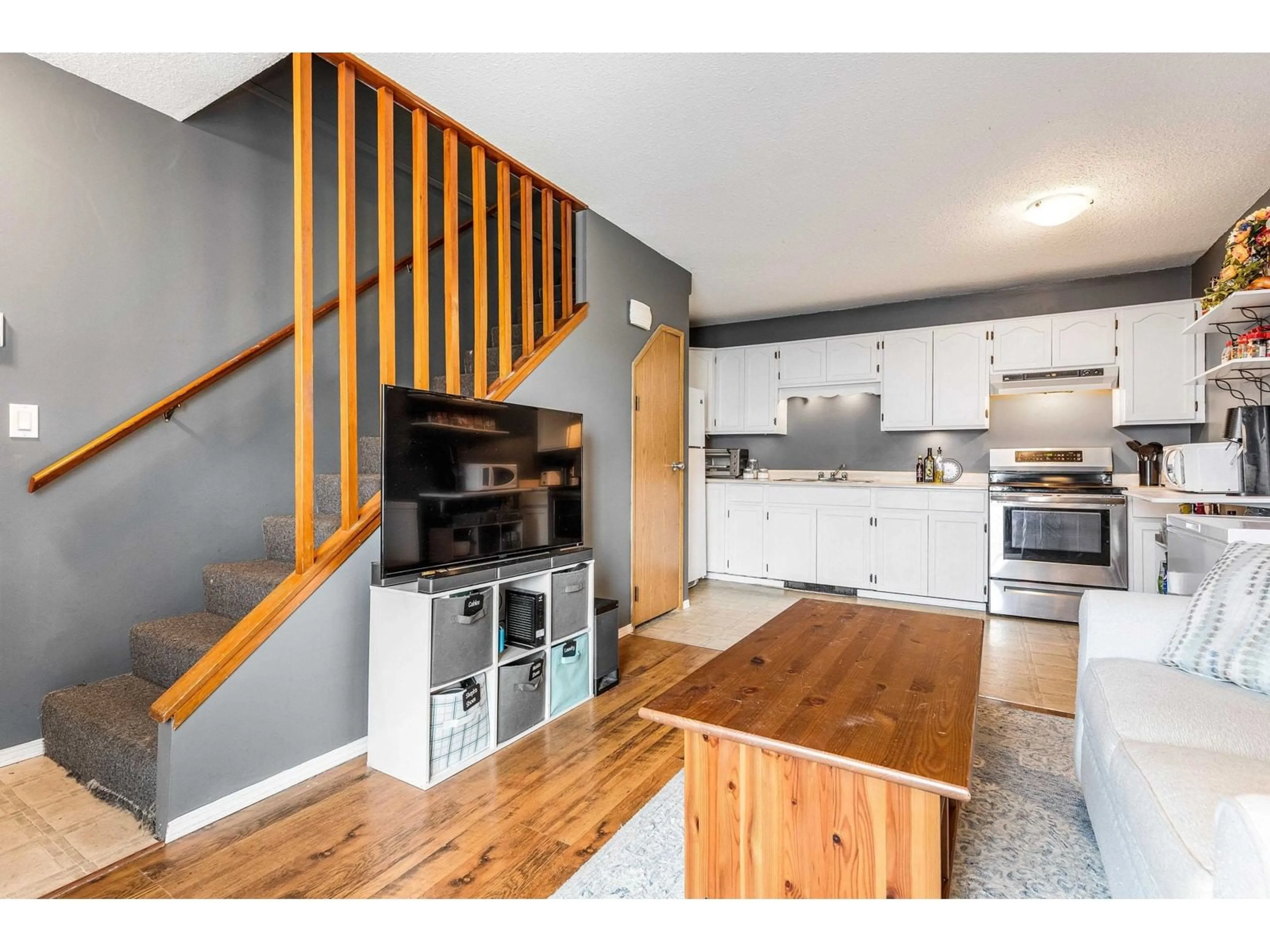 Open concept kitchen, wood/laminate floor for 6 - 45882 CHEAM AVENUE, Chilliwack British Columbia V2P1N6