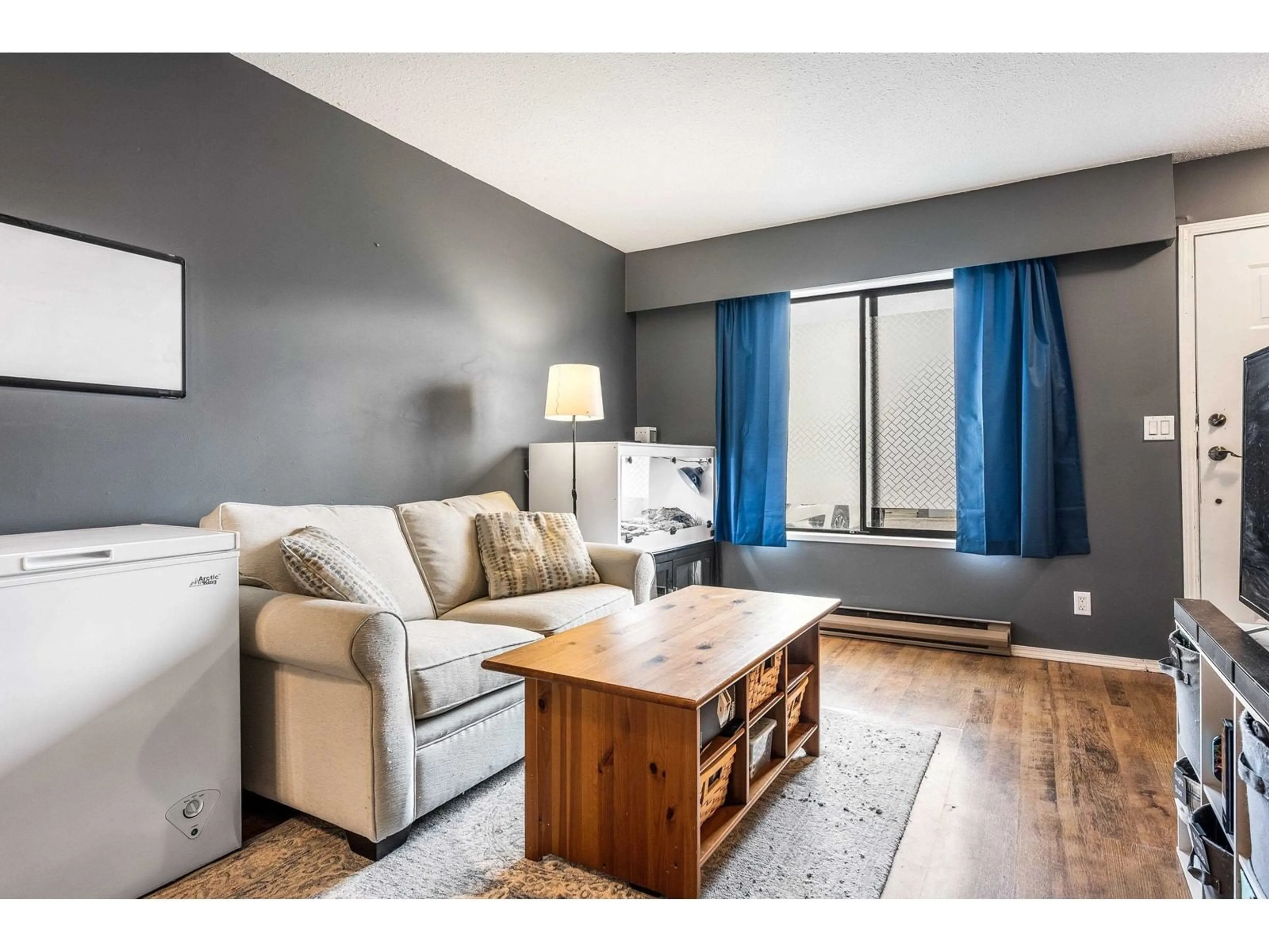 Living room with furniture, wood/laminate floor for 6 - 45882 CHEAM AVENUE, Chilliwack British Columbia V2P1N6
