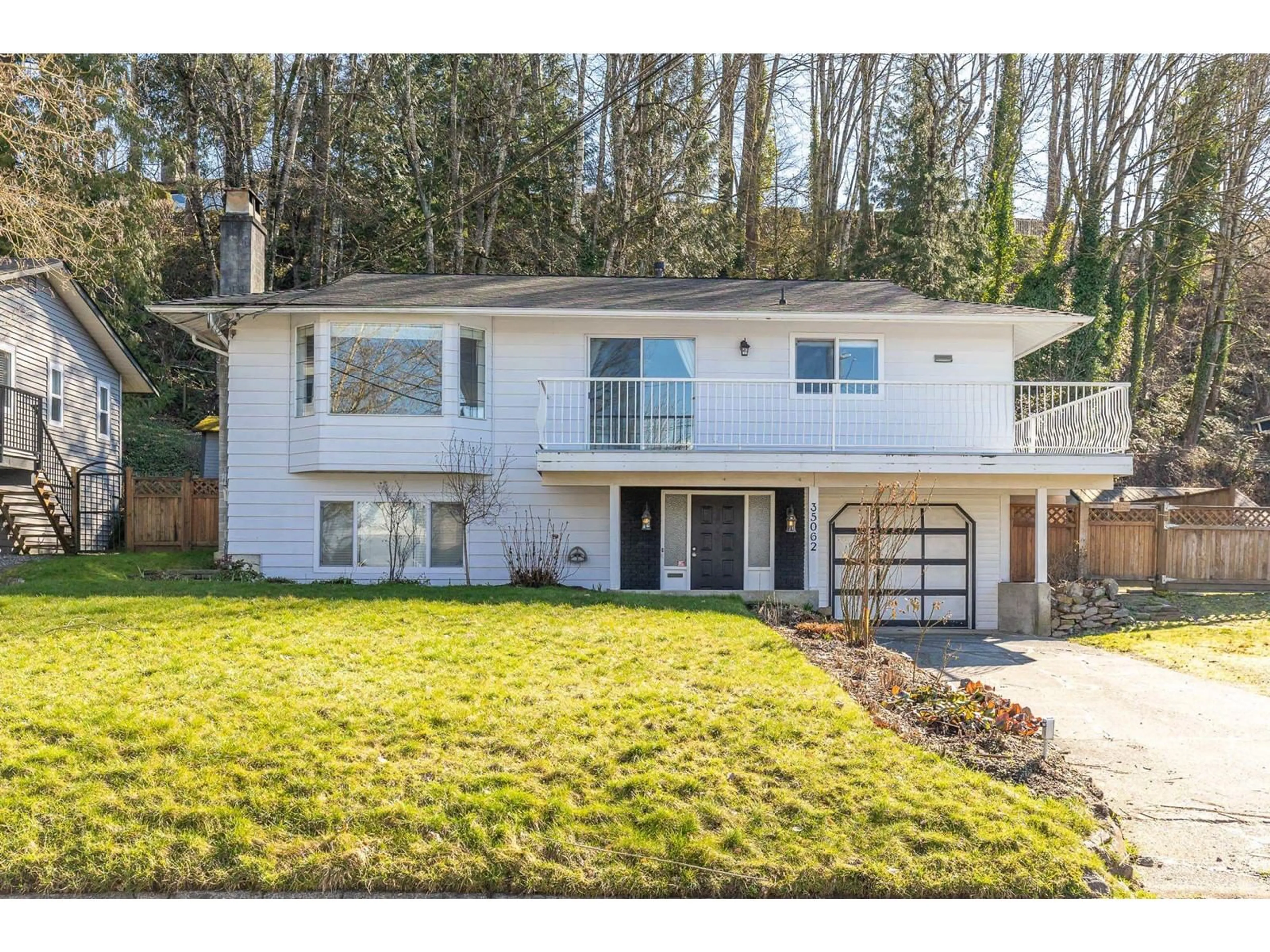 Home with vinyl exterior material, street for 35062 HIGH, Abbotsford British Columbia V2S4P6