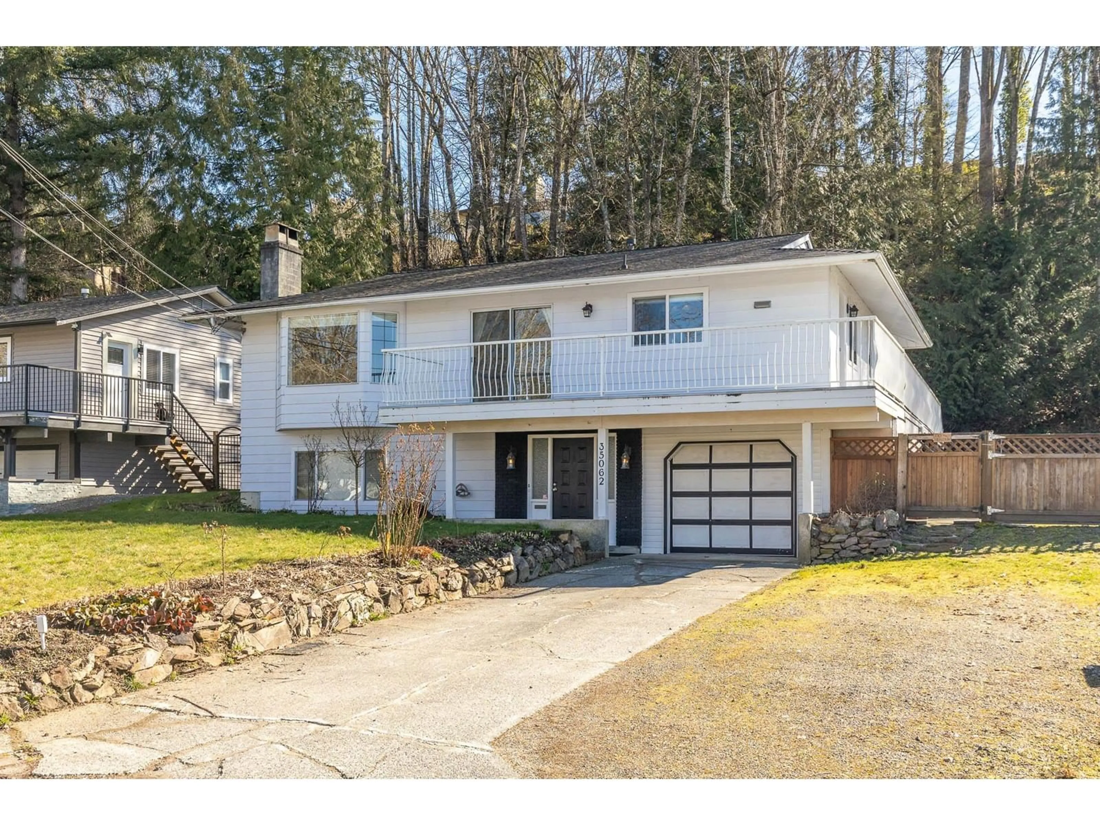 Home with vinyl exterior material, street for 35062 HIGH, Abbotsford British Columbia V2S4P6