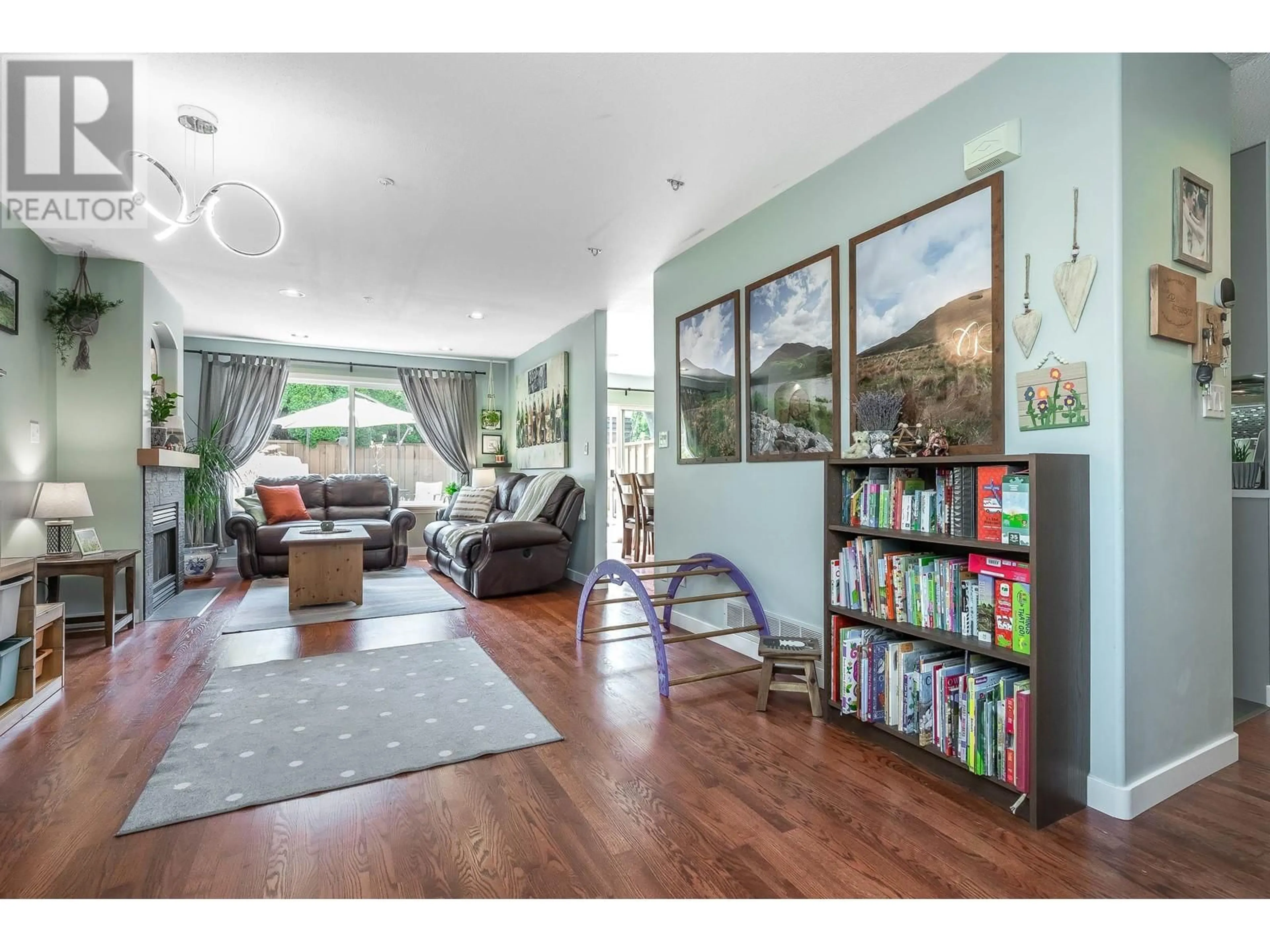 Living room with furniture, wood/laminate floor for 16 - 1370 RIVERWOOD GATE, Port Coquitlam British Columbia V3B7V7