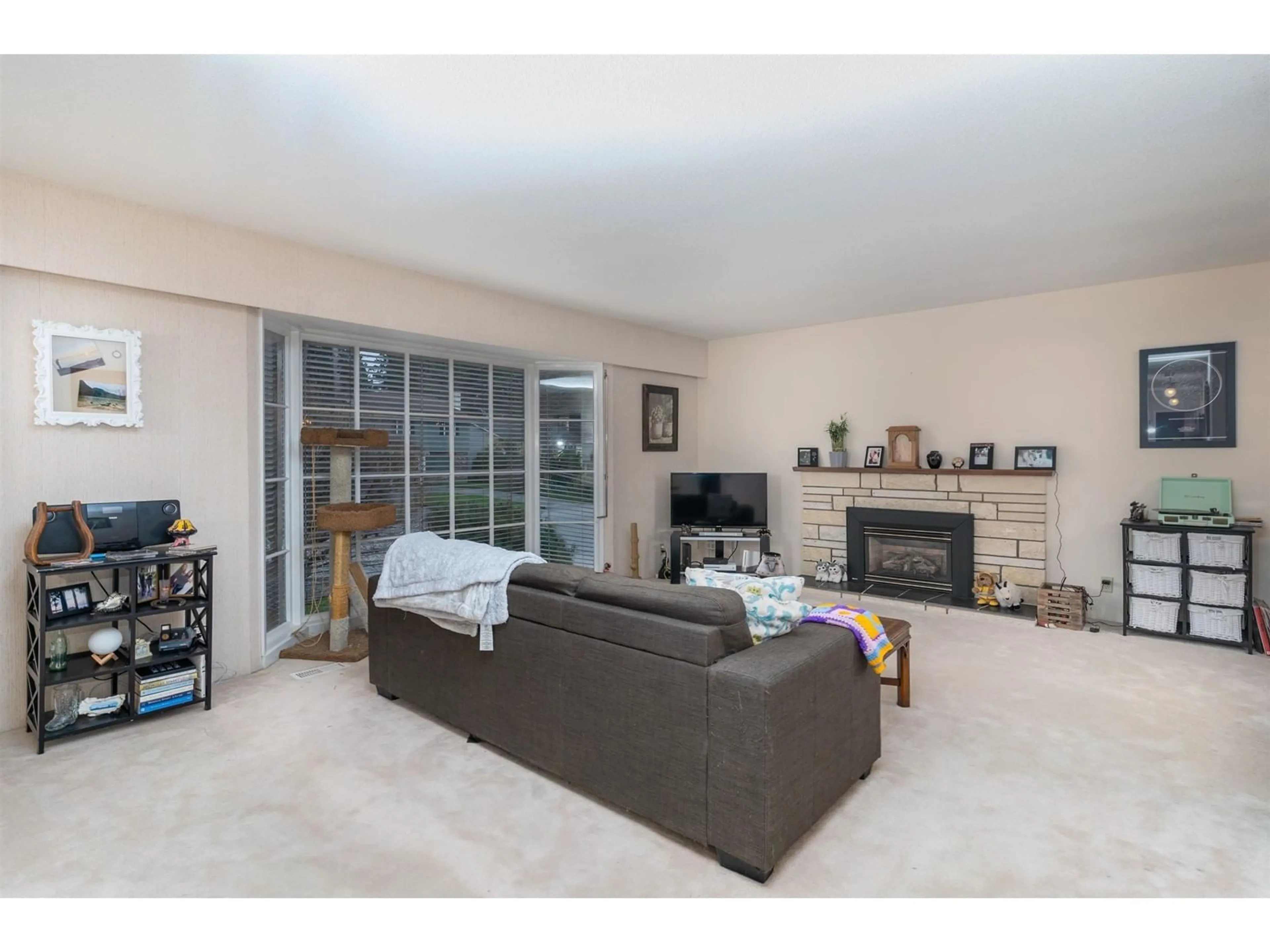 Living room with furniture, unknown for 11275 KENDALE, Delta British Columbia V4C3P8